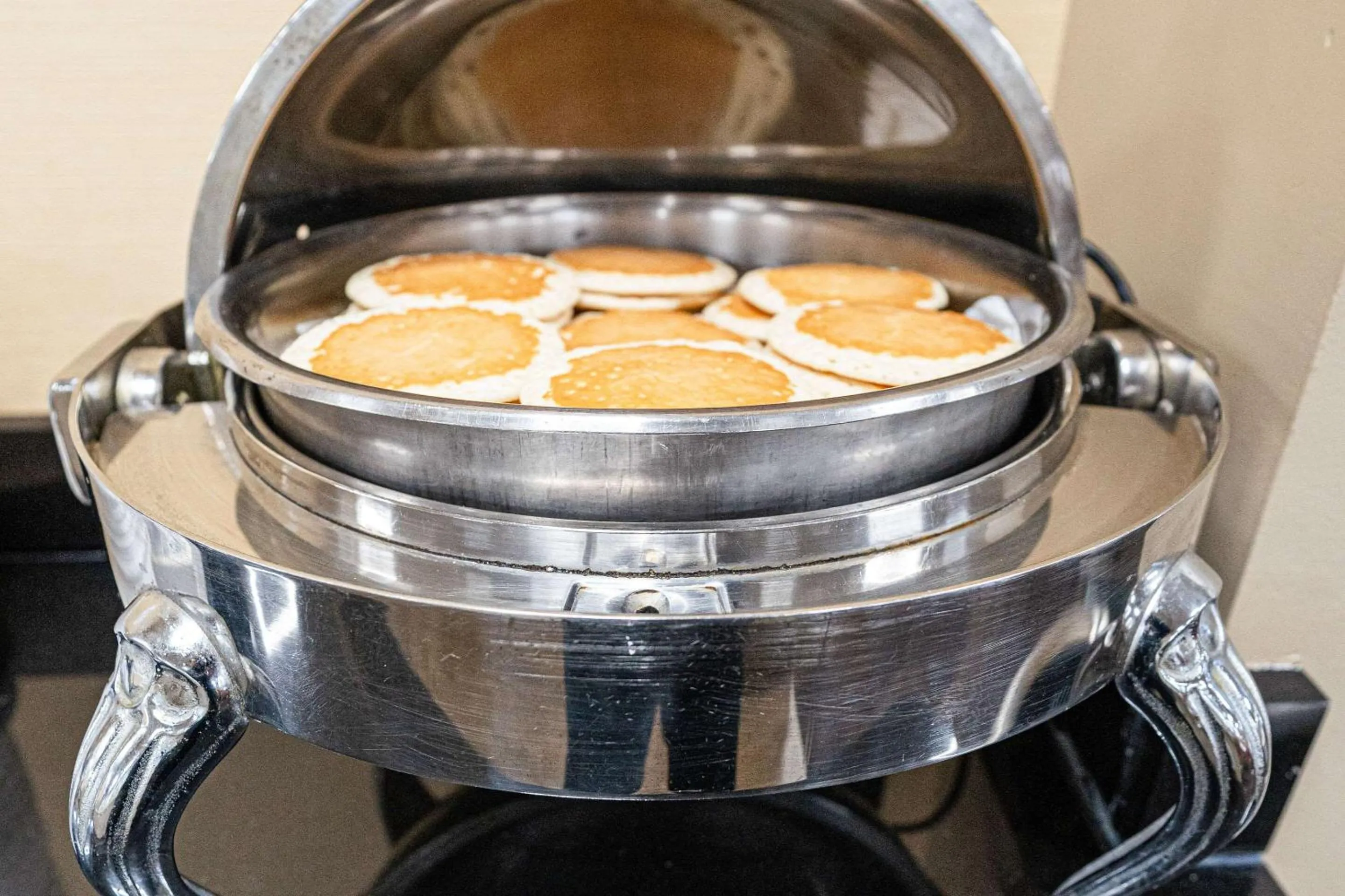 Breakfast in Clarion Hotel Detroit Metro Airport