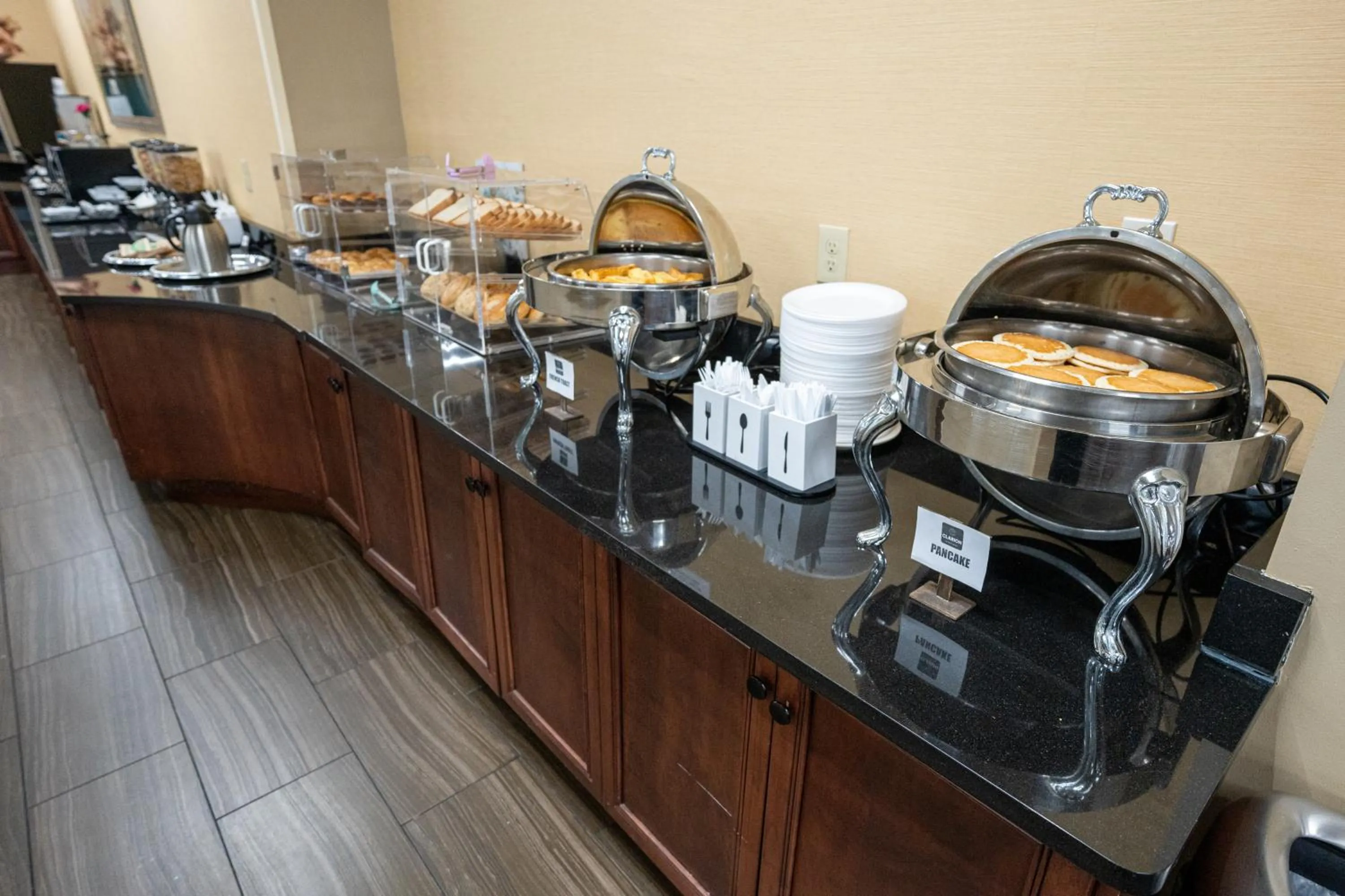 Food and drinks in Clarion Hotel Detroit Metro Airport