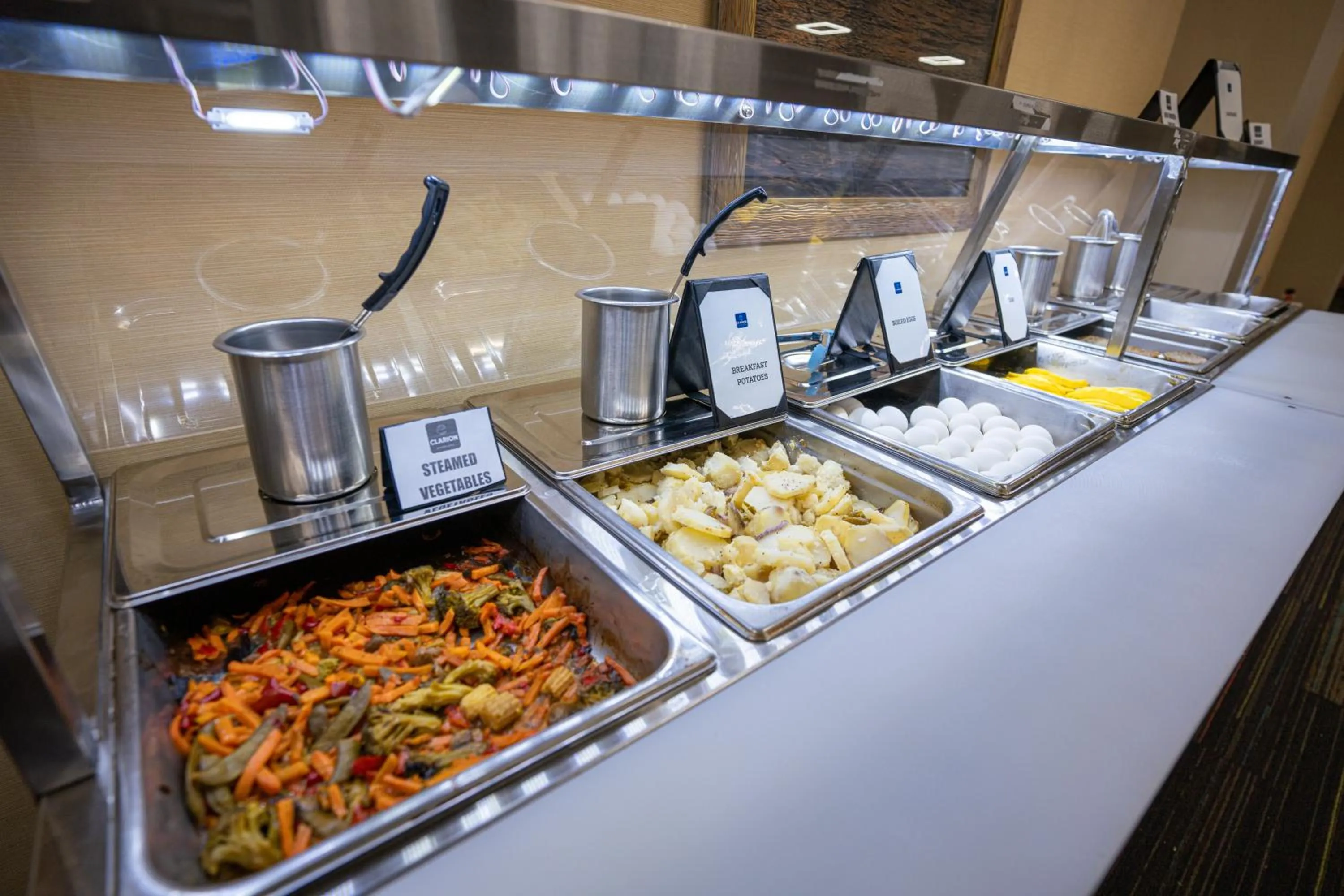 Food and drinks in Clarion Hotel Detroit Metro Airport