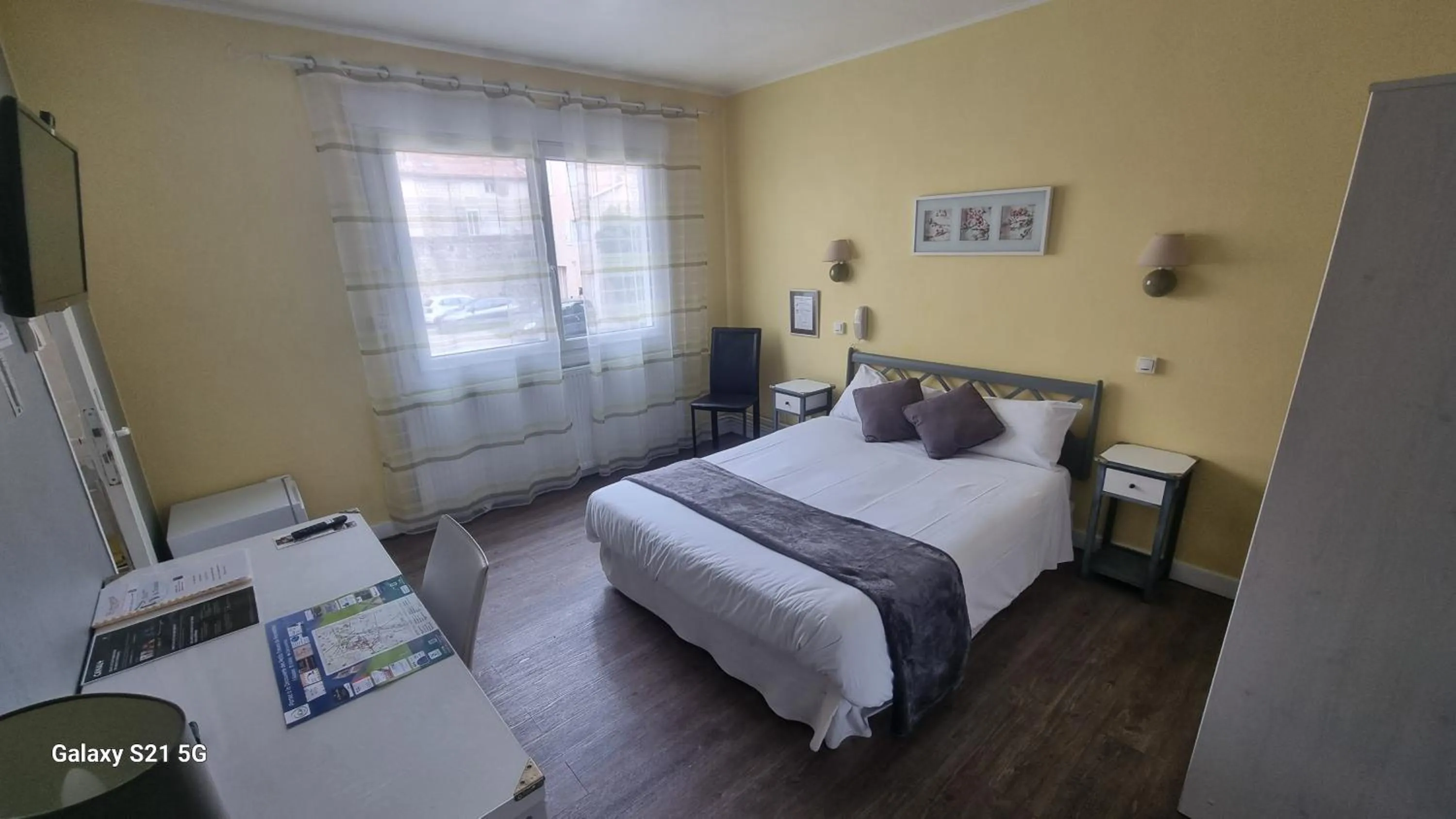 Bed in Hôtel du Tricastin