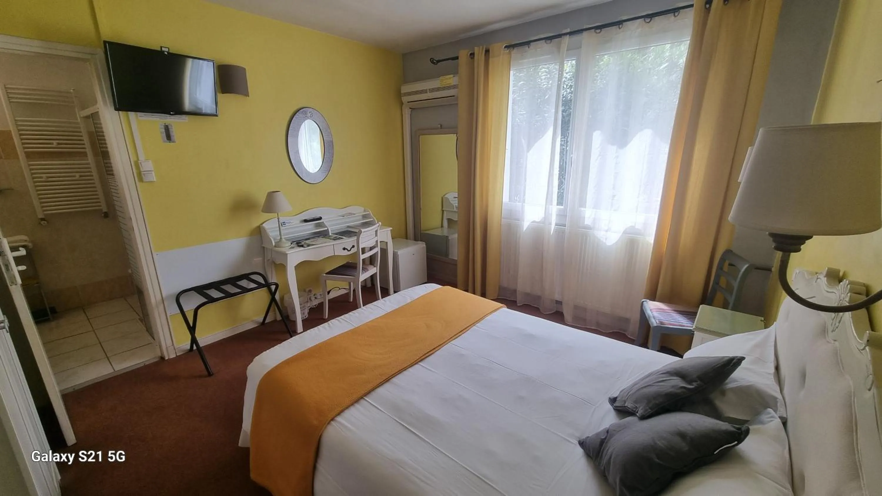 Bed in Hôtel du Tricastin