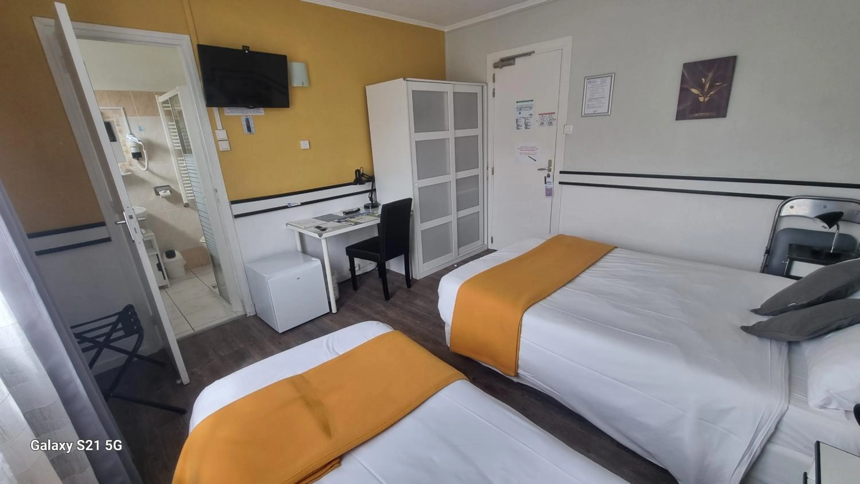 Bed in Hôtel du Tricastin