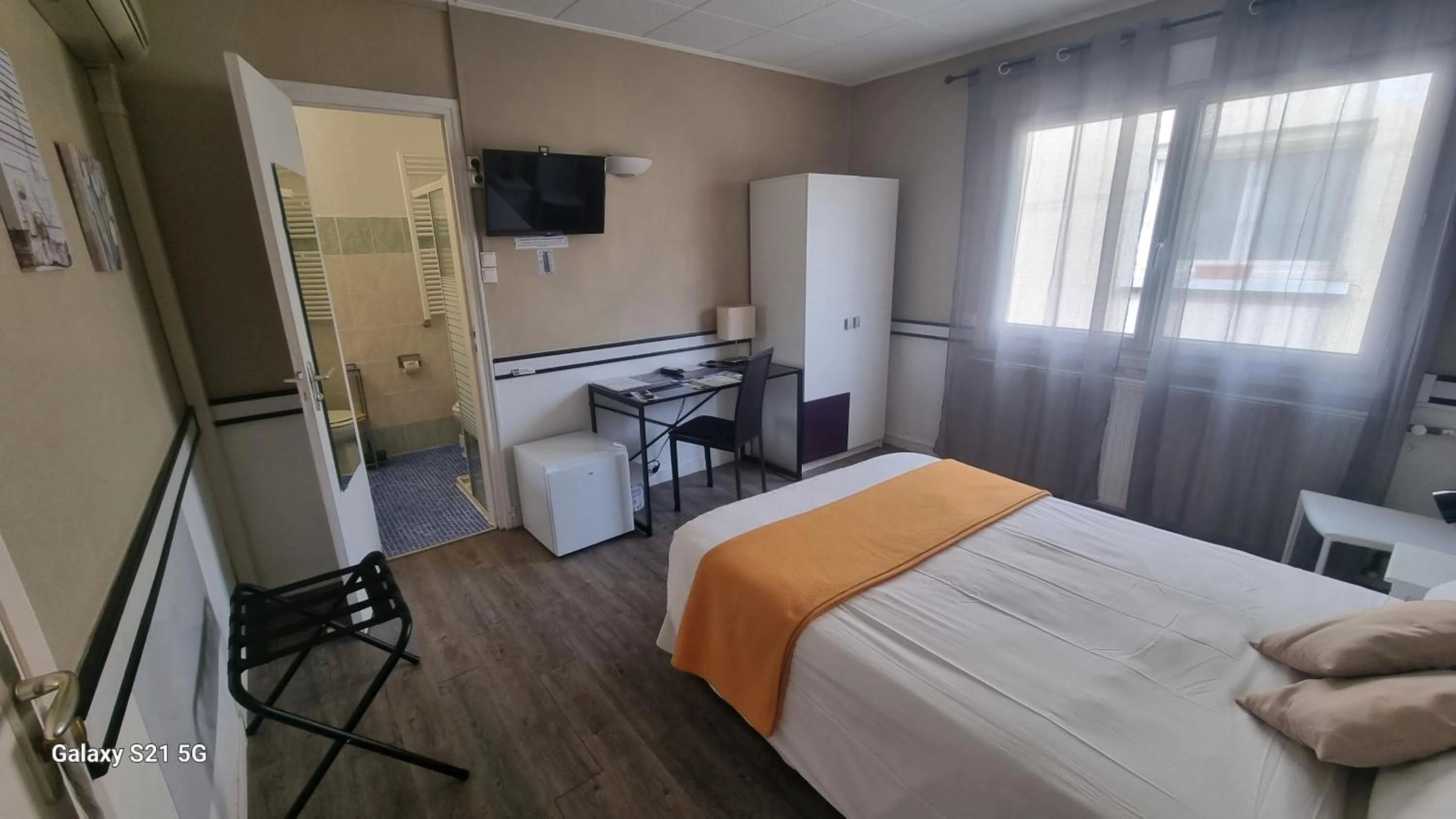 Bed in Hôtel du Tricastin