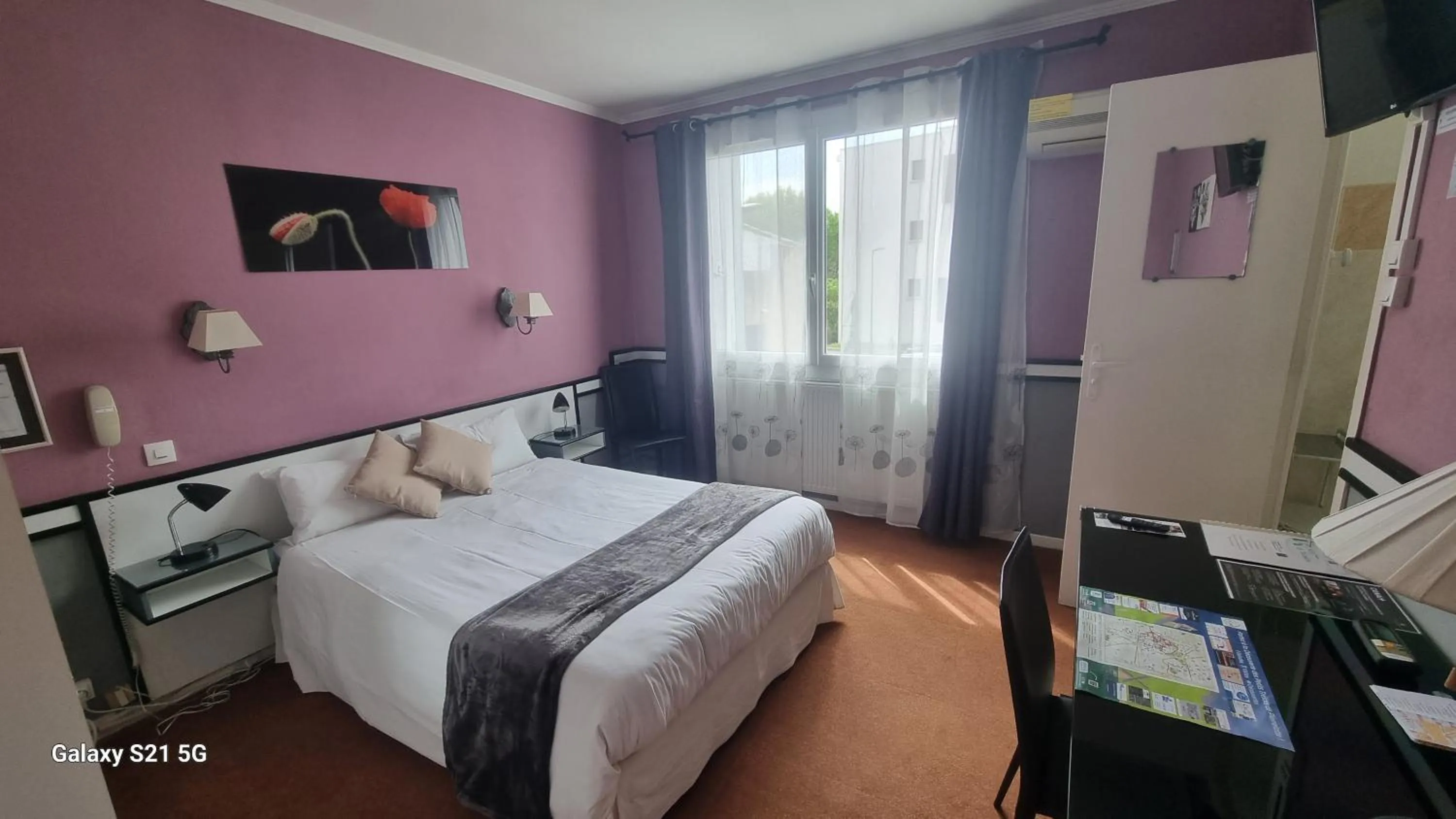 Bed in Hôtel du Tricastin