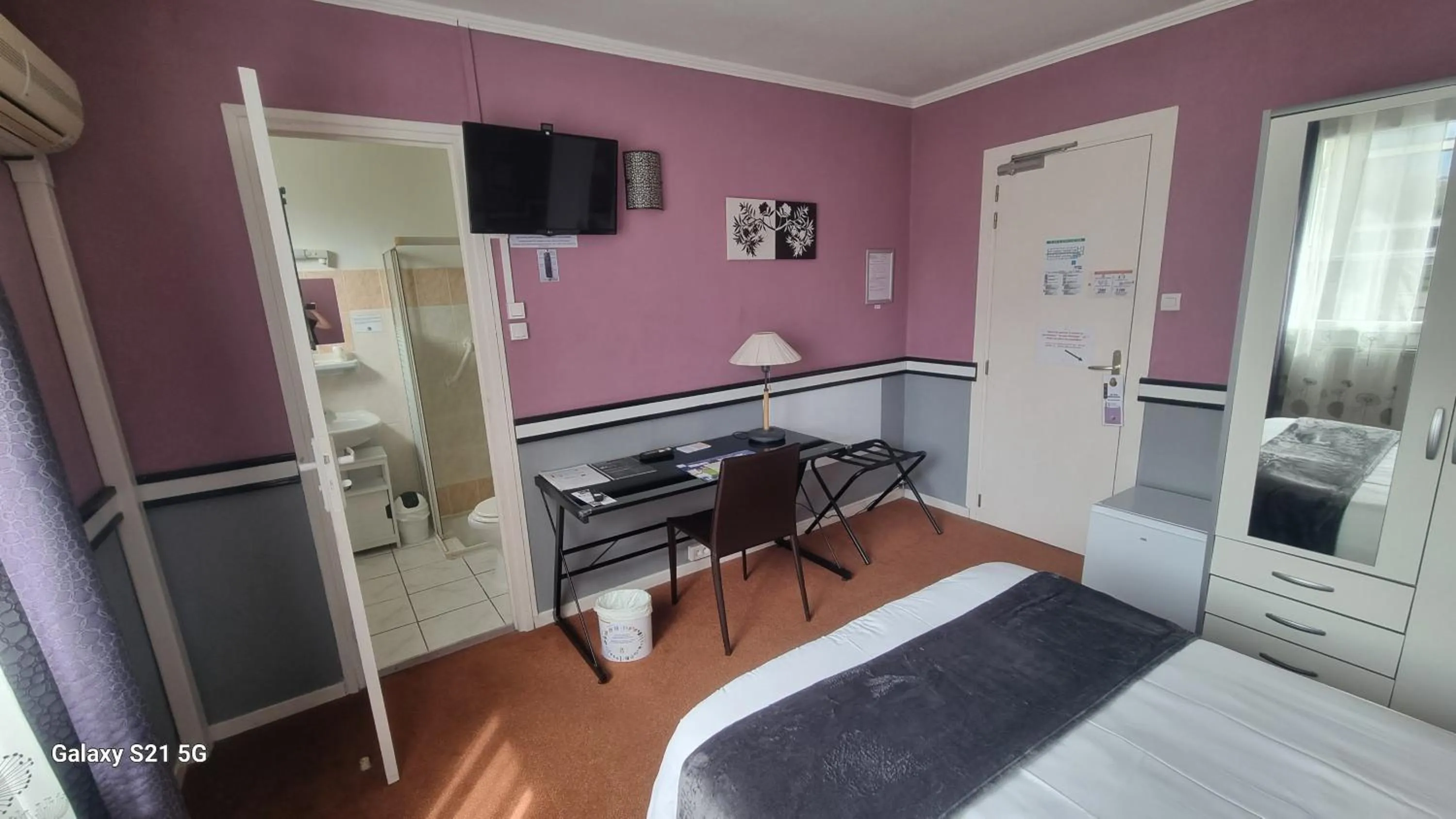 Bed in Hôtel du Tricastin