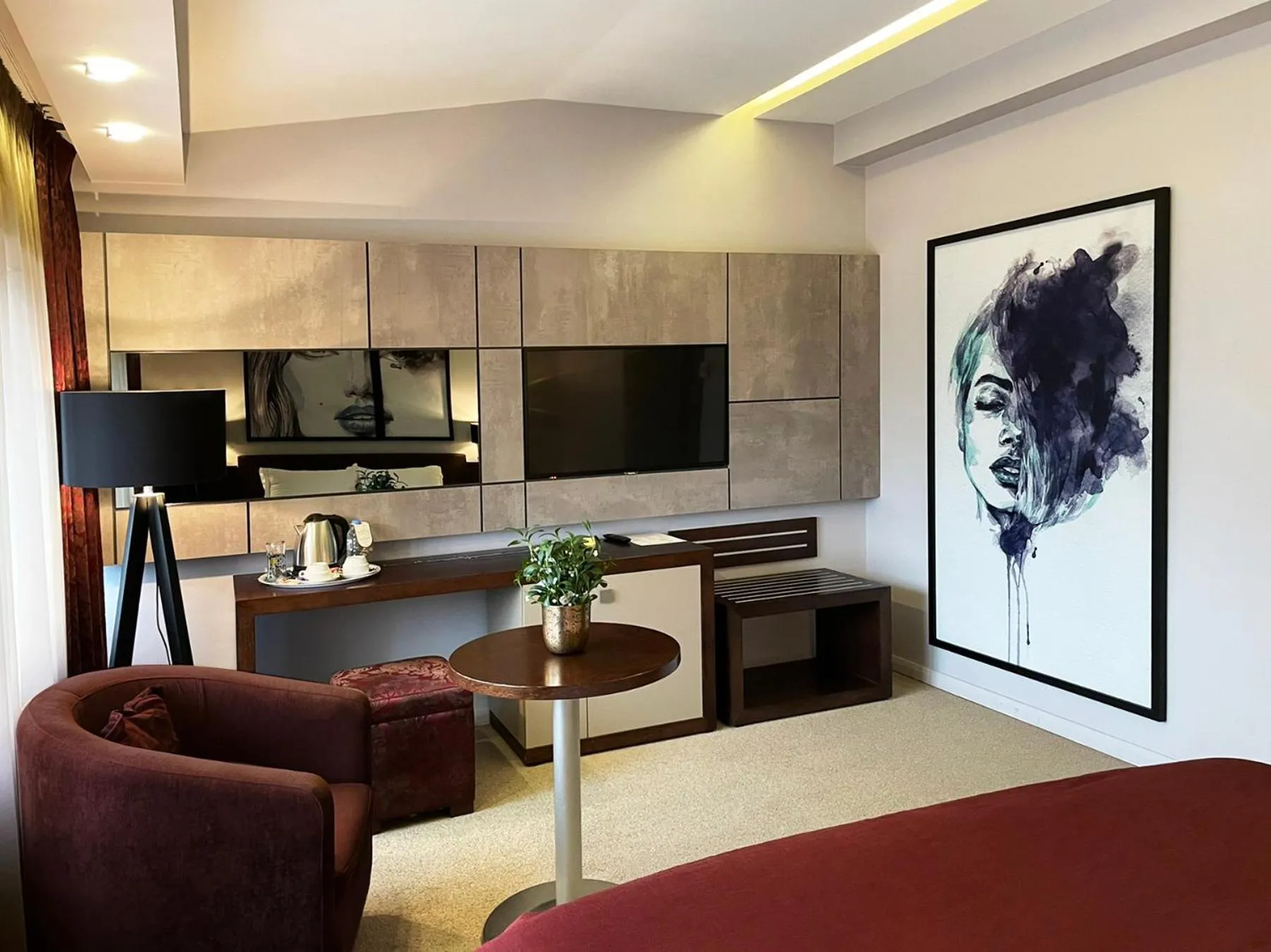 Photo of the whole room in Queen's Hotel - Zebra Centre