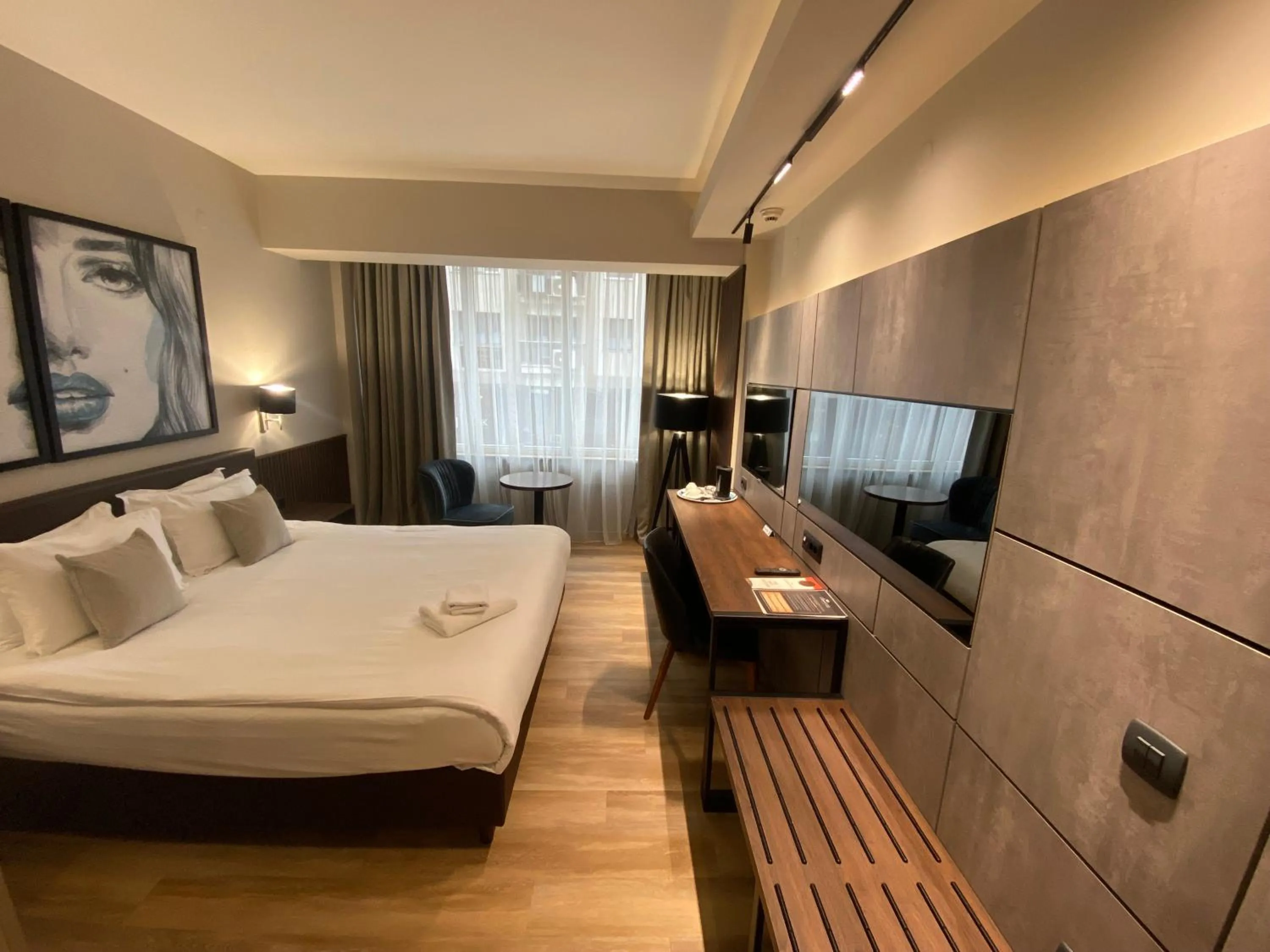 Photo of the whole room, Bed in Queen's Hotel - Zebra Centre