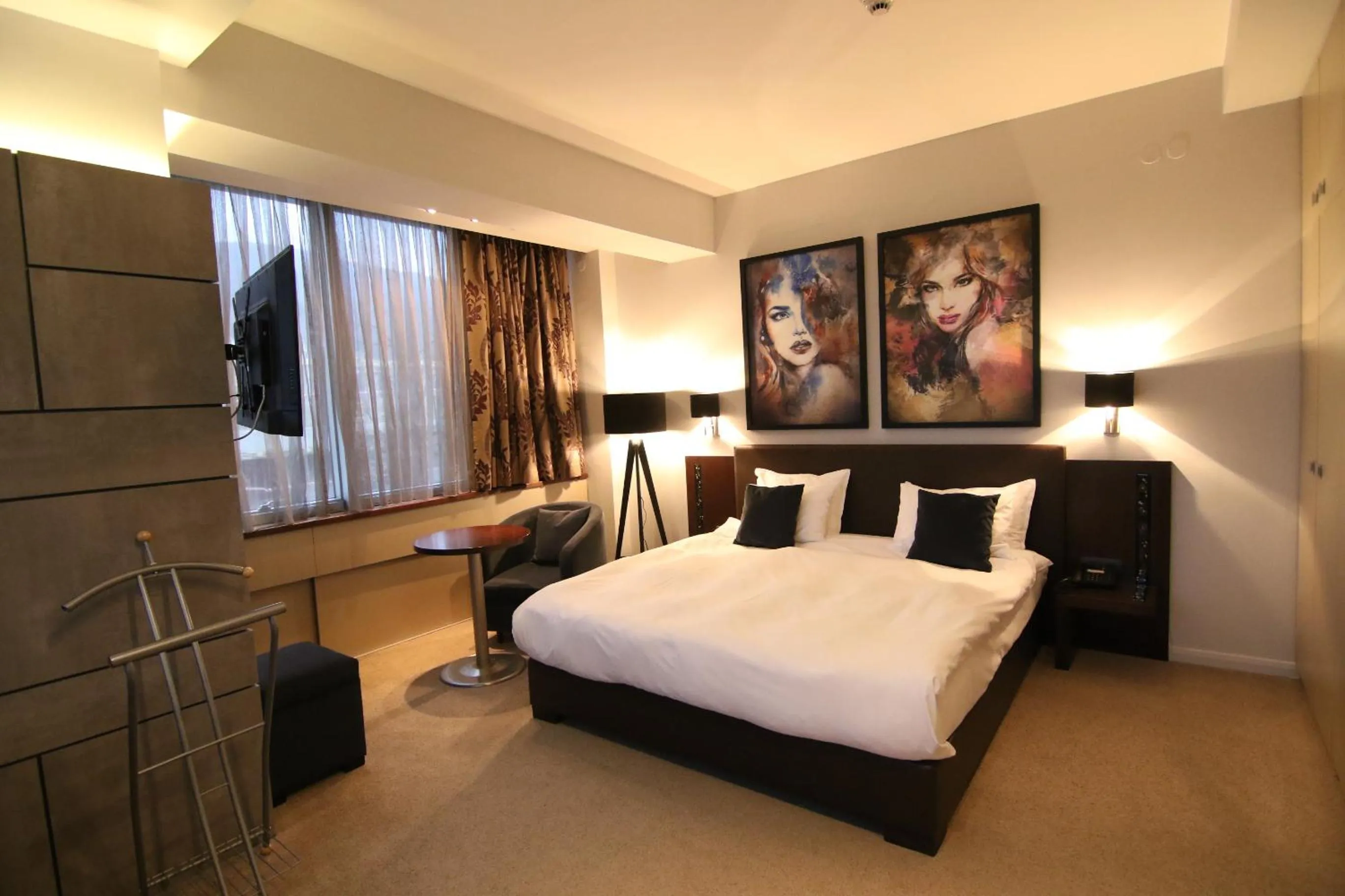 Photo of the whole room, Bed in Queen's Hotel - Zebra Centre