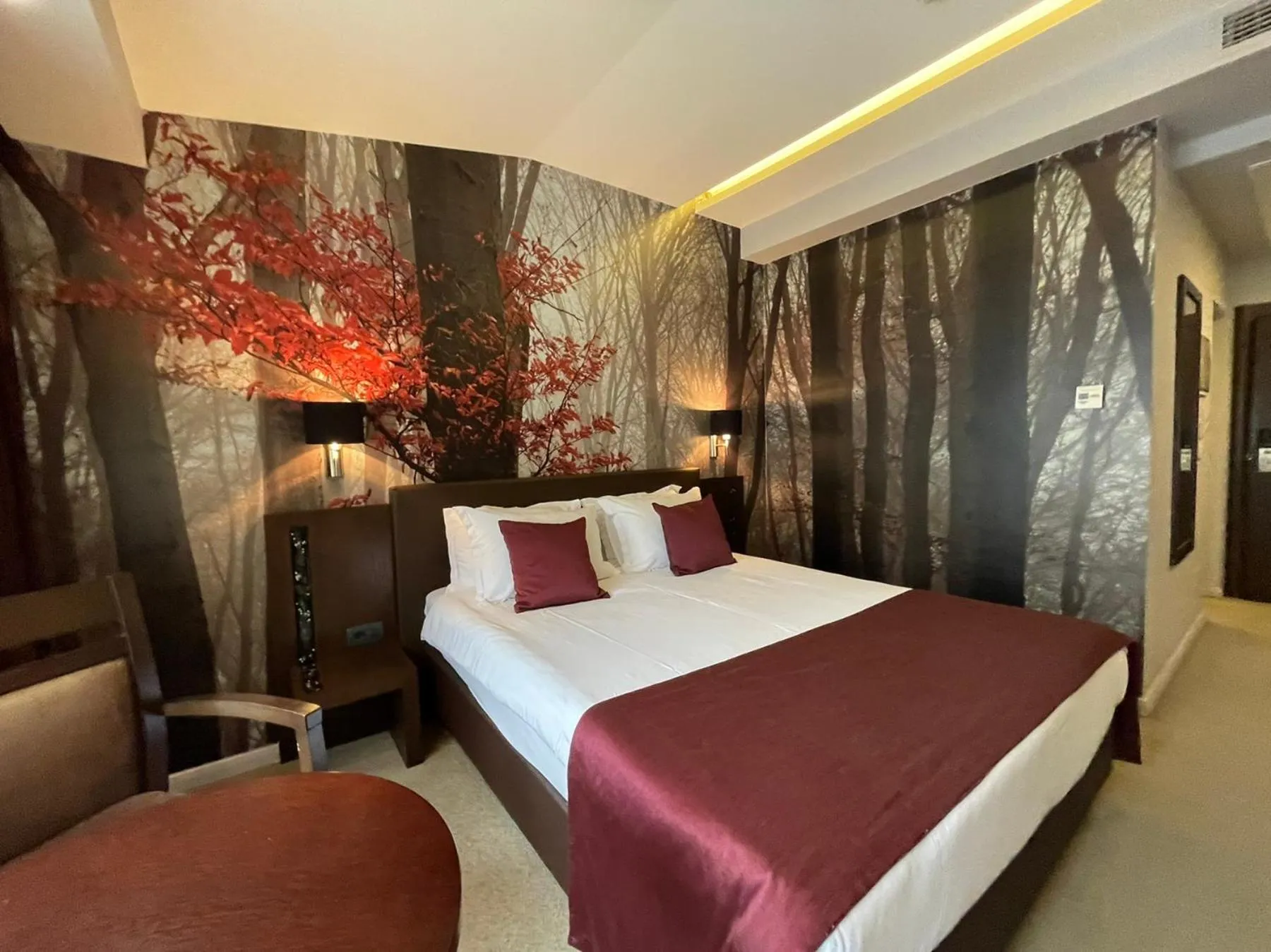 Bedroom, Bed in Queen's Hotel - Zebra Centre