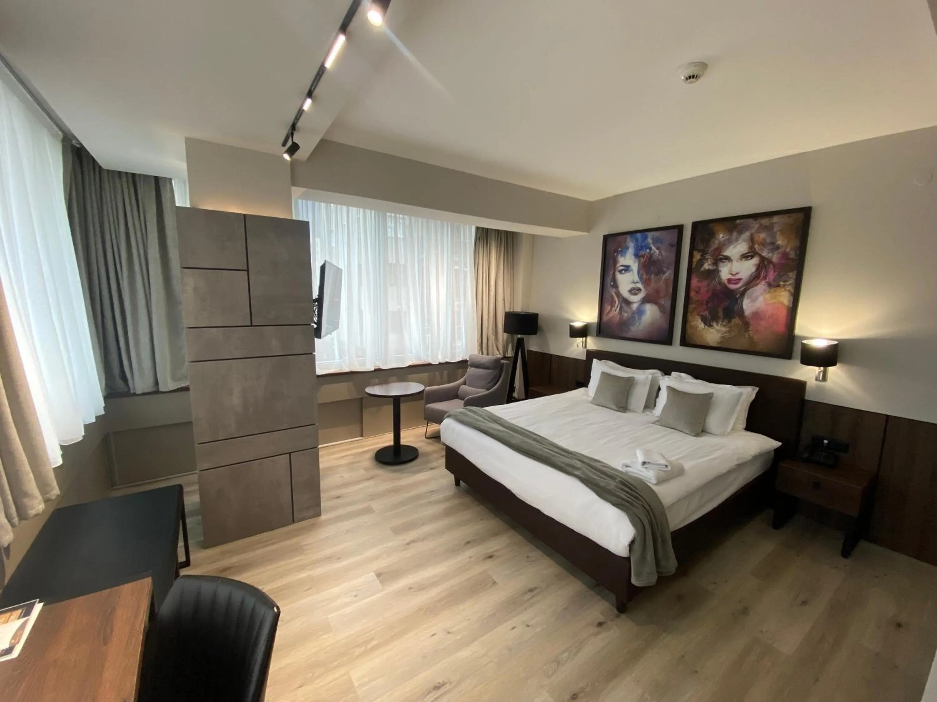 Photo of the whole room, Bed in Queen's Hotel - Zebra Centre