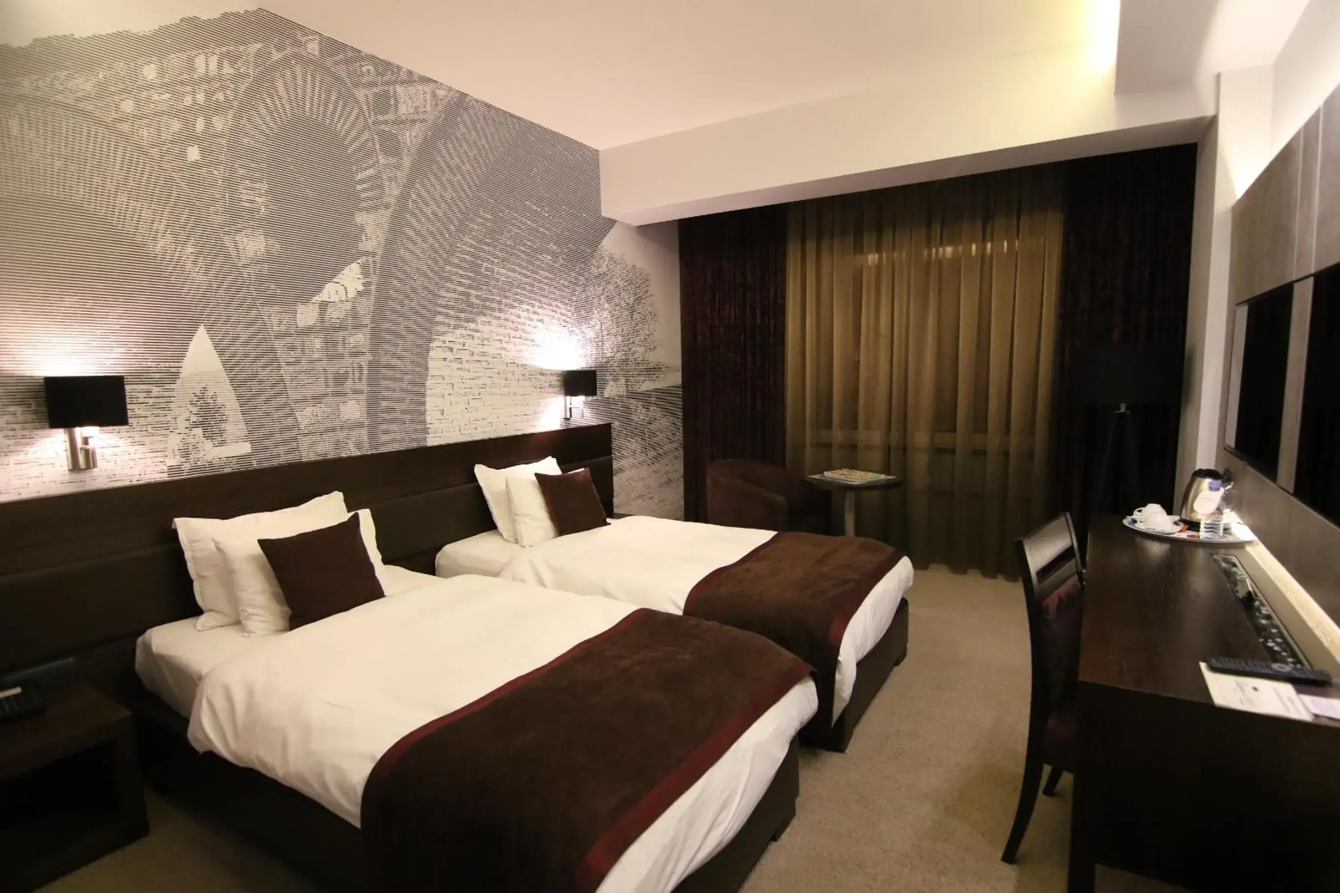 Twin room (Free Indoor Parking) - single occupancy in Queen's Hotel - Zebra Centre Twin room (Free Indoor Parking) - single occupancy in Queen's Hotel - Zebra Centre