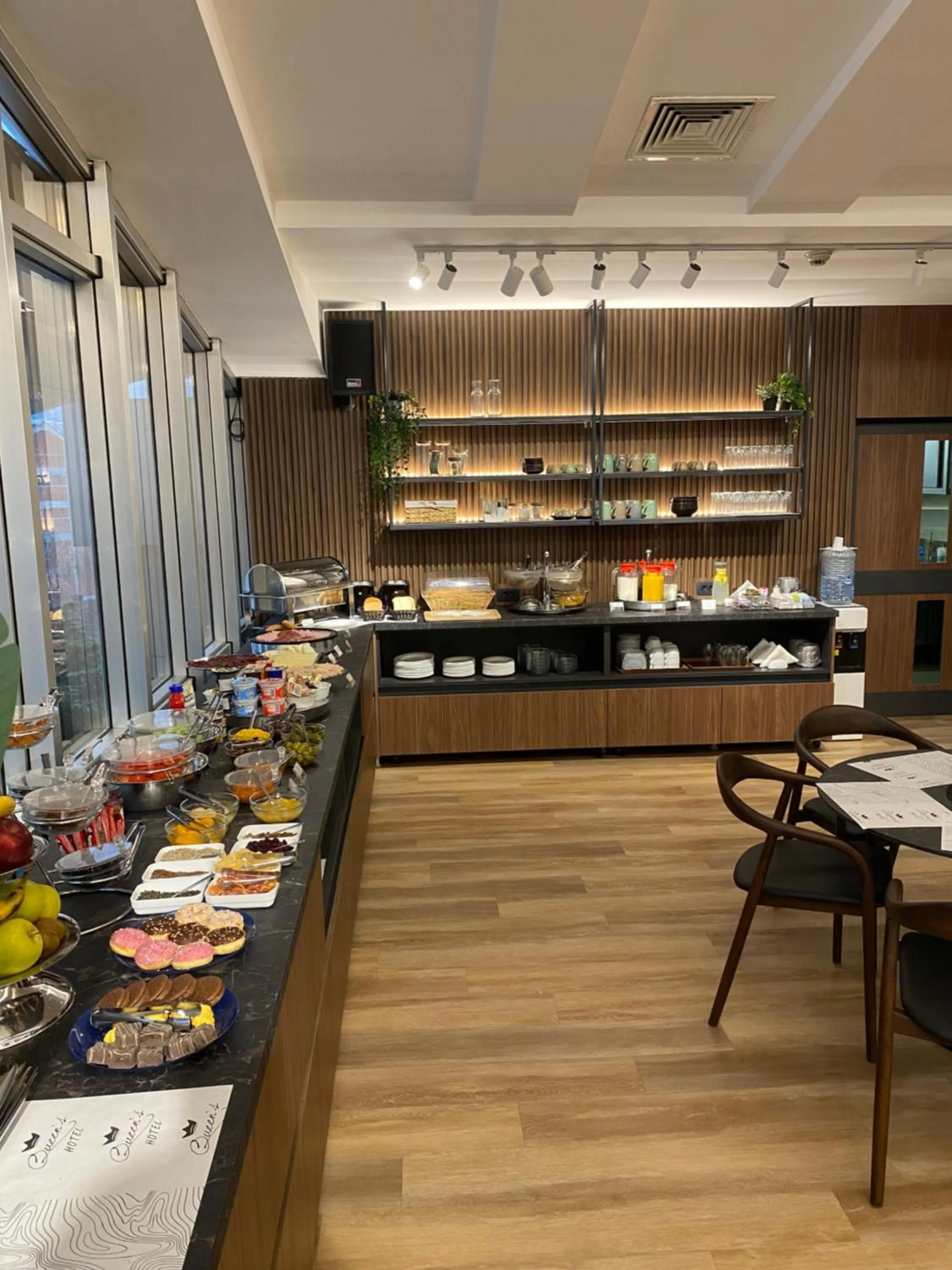 Buffet breakfast in Queen's Hotel - Zebra Centre