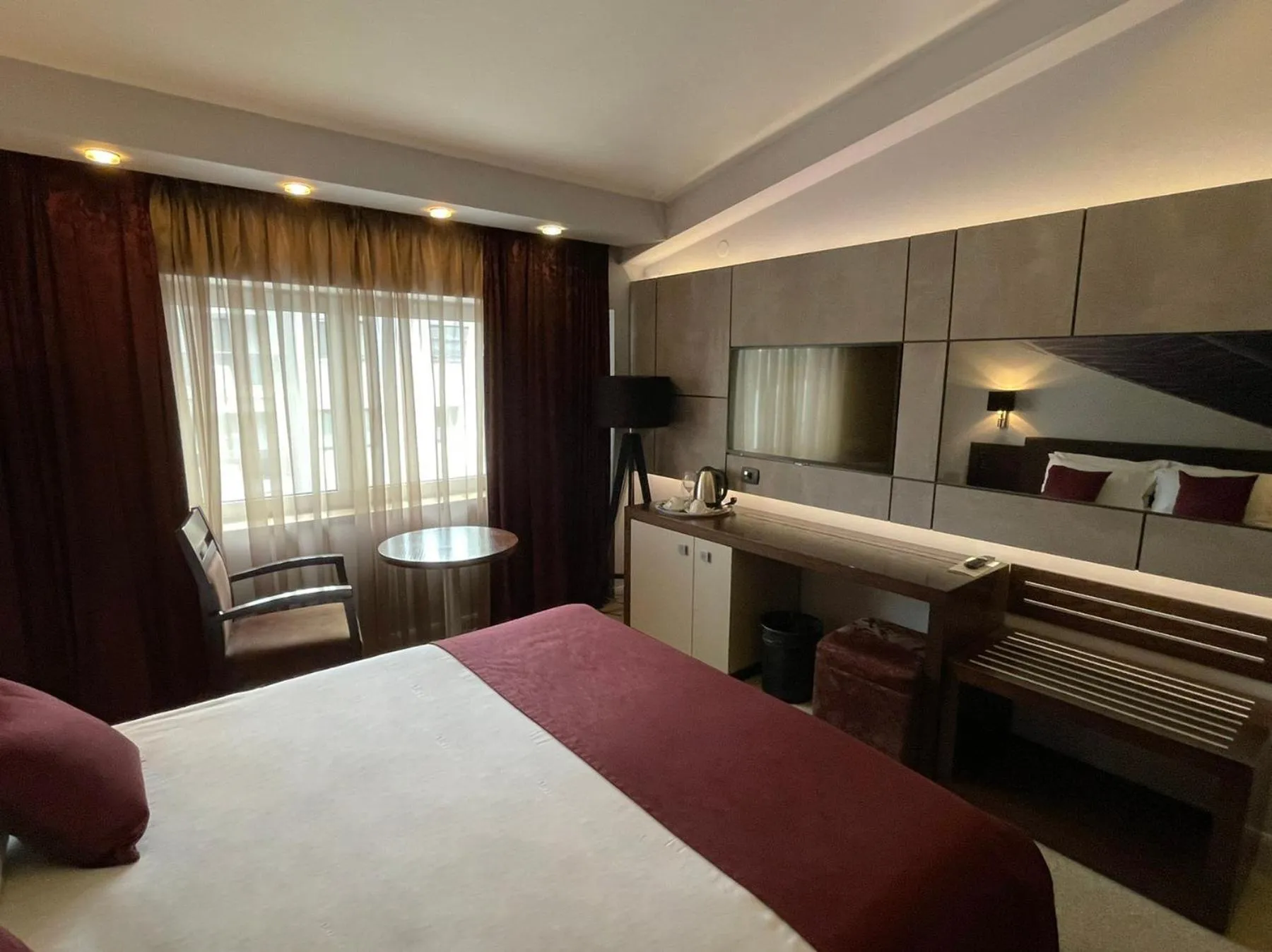 Bedroom, Bed in Queen's Hotel - Zebra Centre