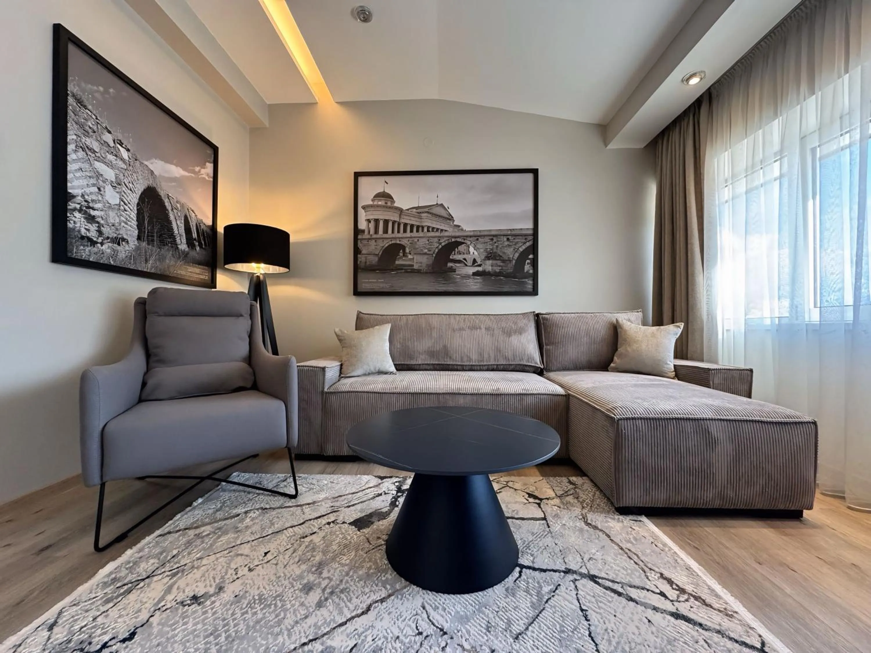 Photo of the whole room in Queen's Hotel - Zebra Centre