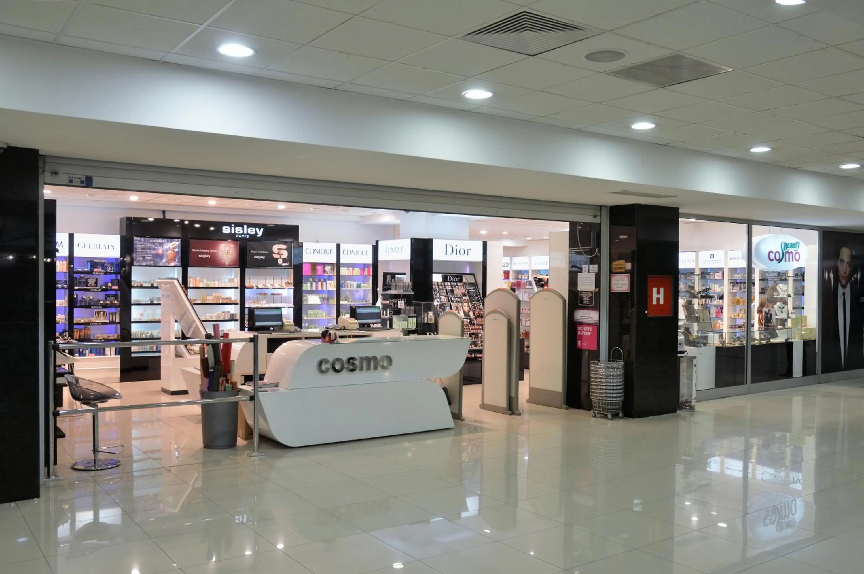 Supermarket/grocery shop in Queen's Hotel - Zebra Centre