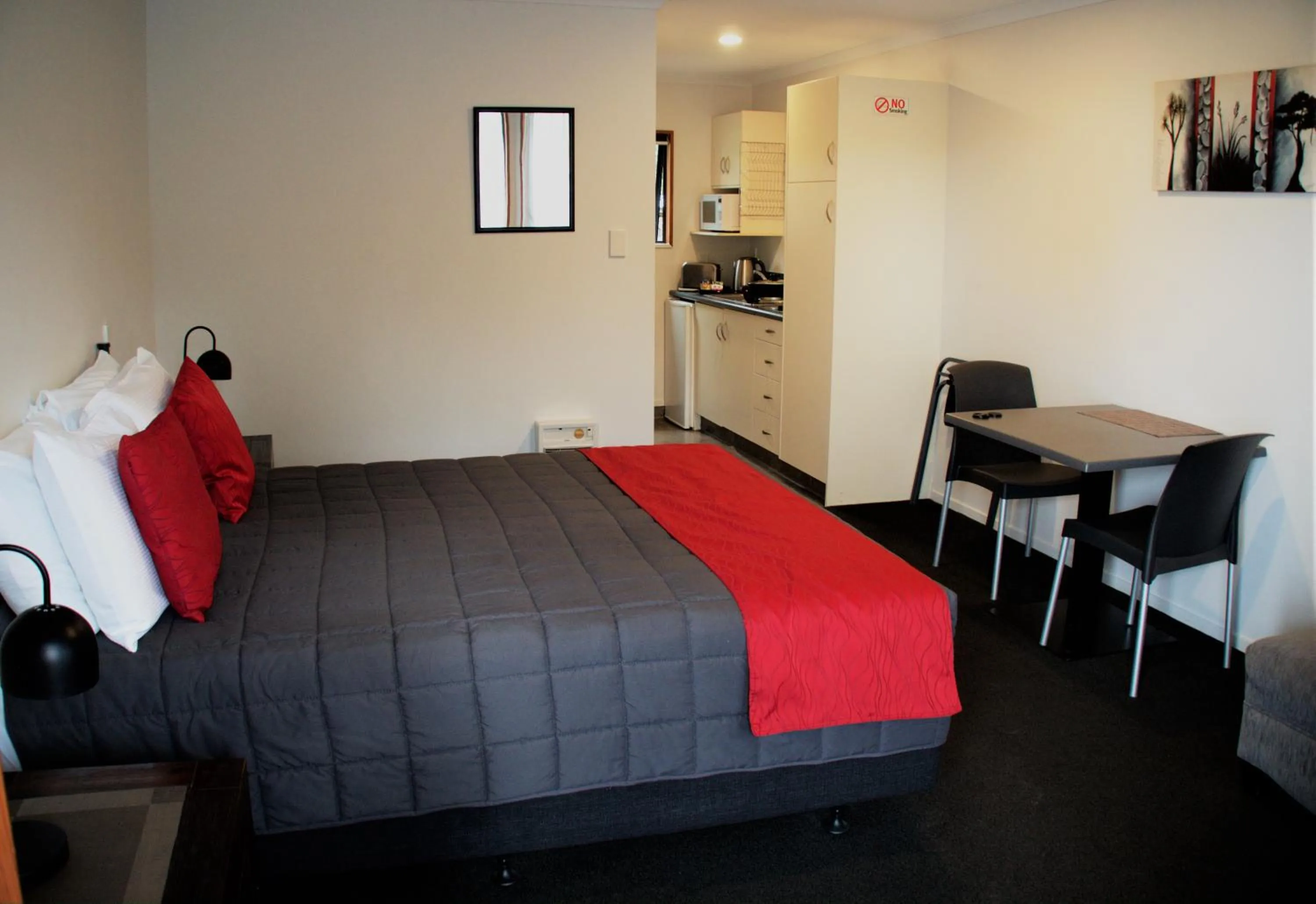 Living room, Bed in Bayside Motel Whitianga
