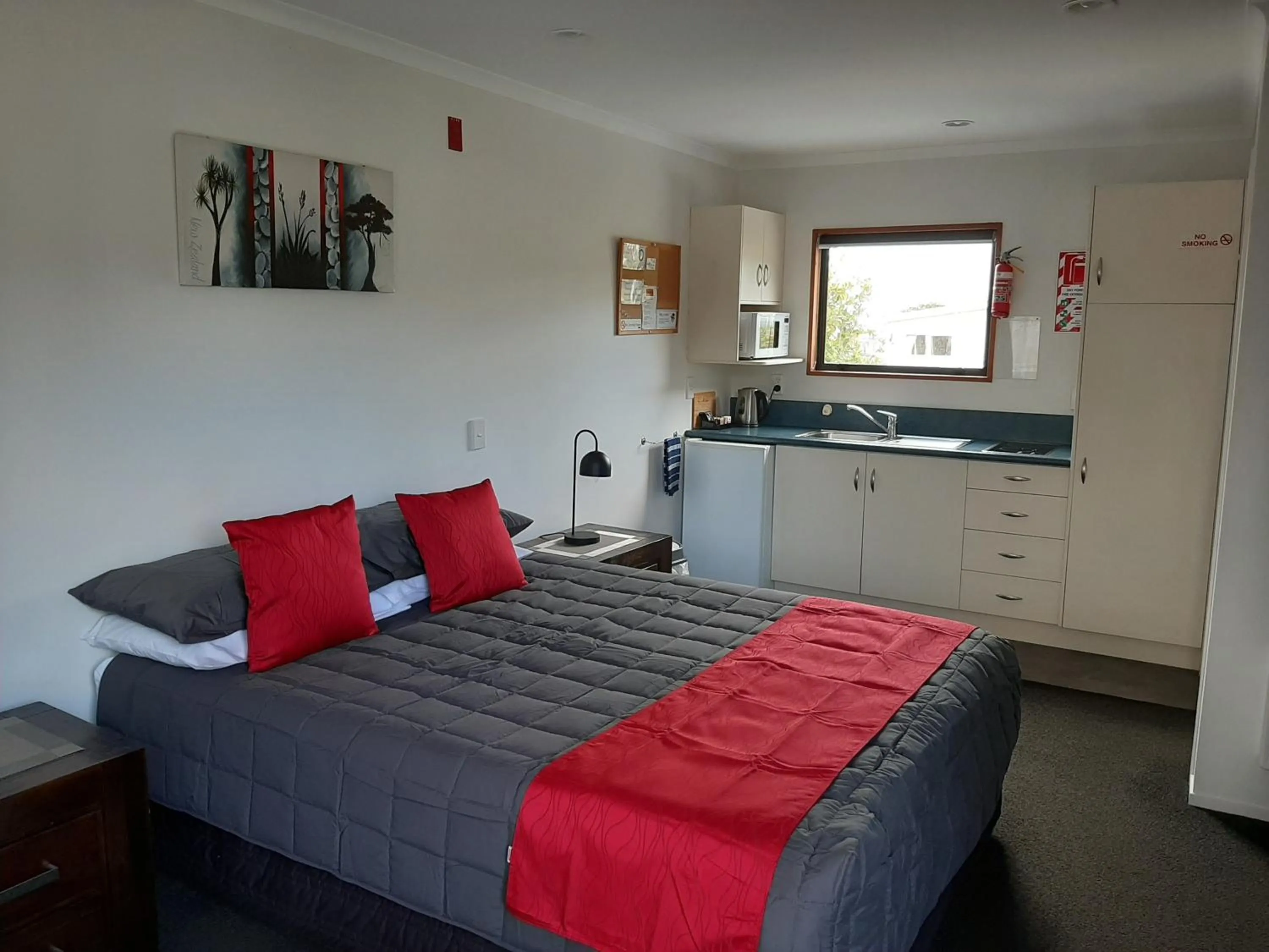 Kitchen or kitchenette, Bed in Bayside Motel Whitianga