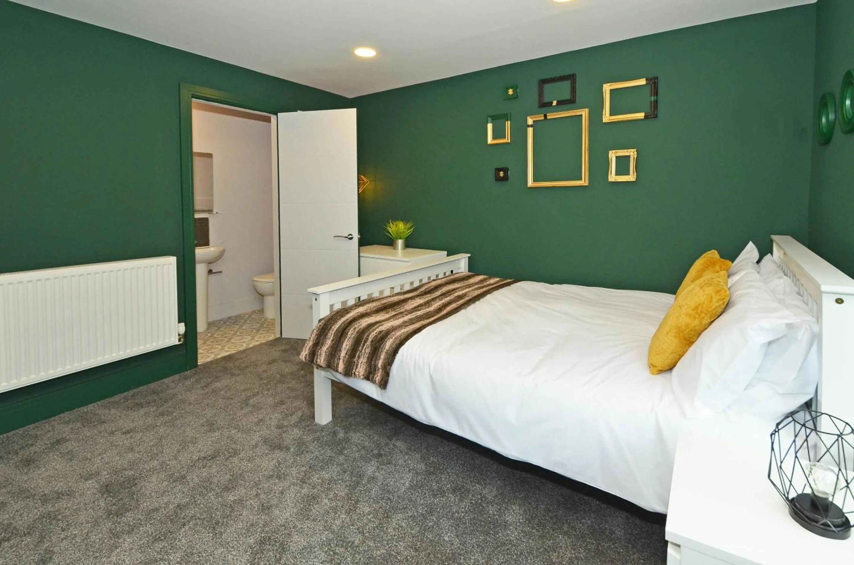 Bedroom, Bed in Townhouse PLUS @ London Road Stoke