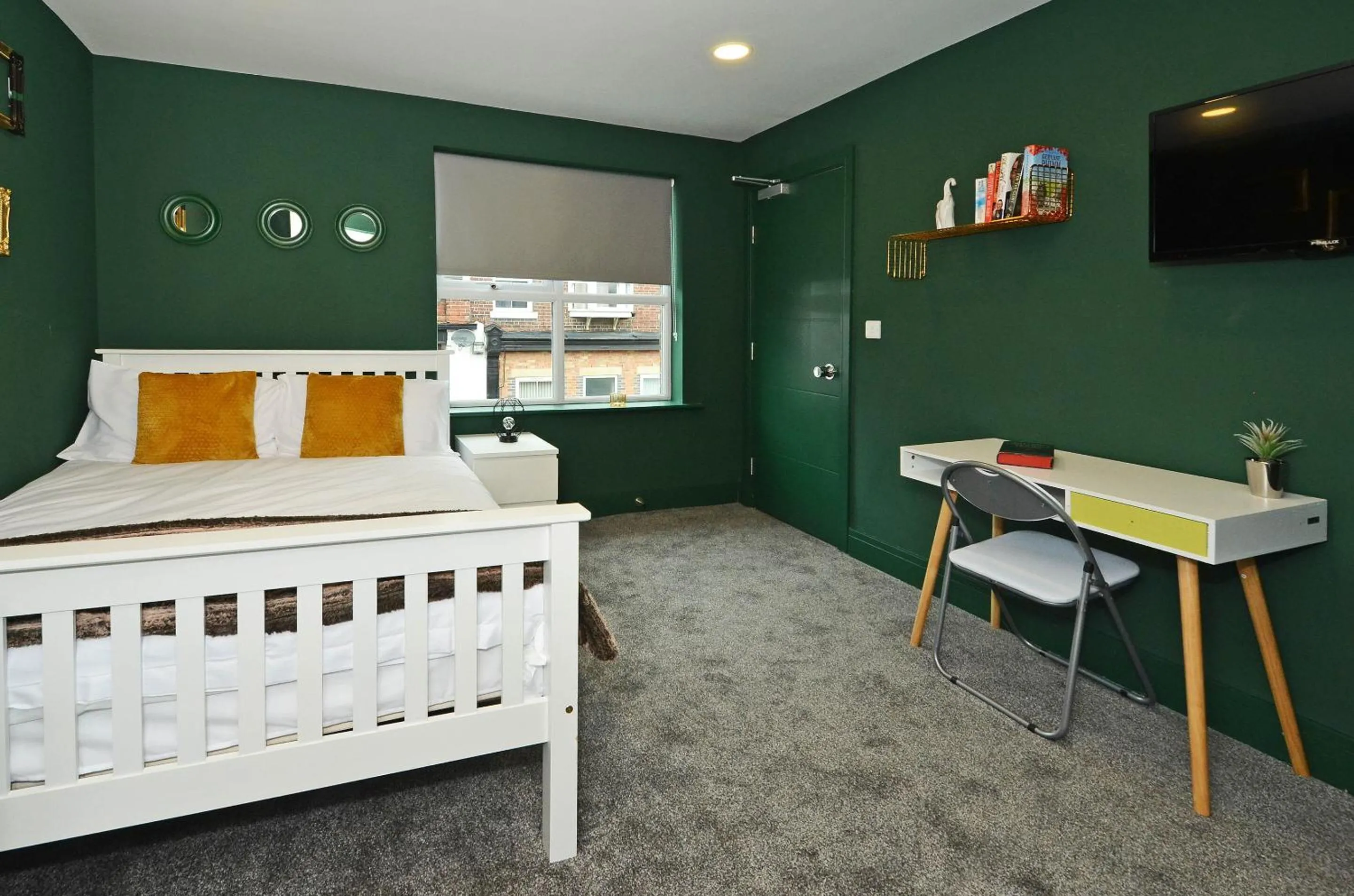 Bedroom, Bed in Townhouse PLUS @ London Road Stoke