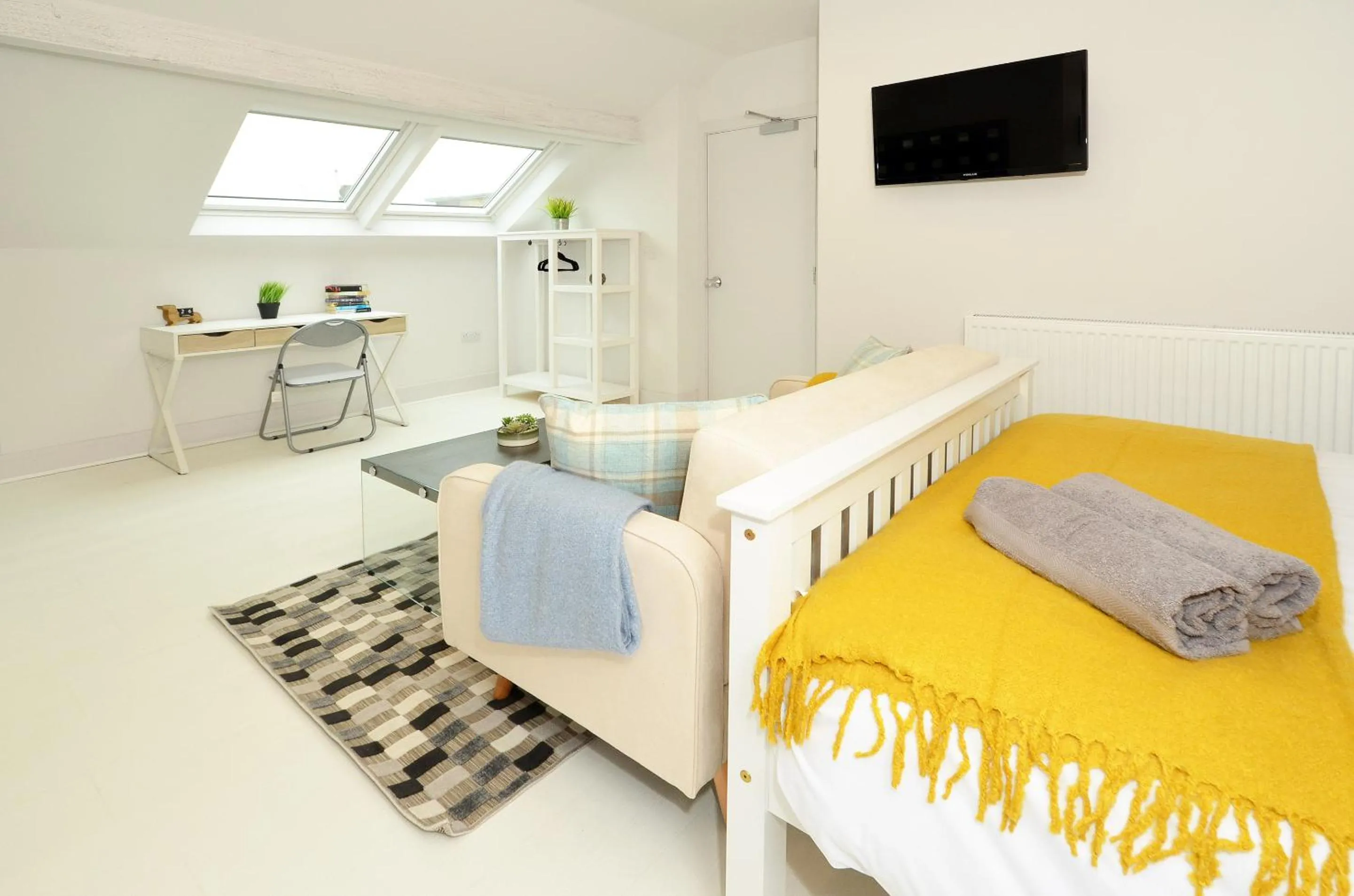 Bedroom, Bed in Townhouse PLUS @ London Road Stoke