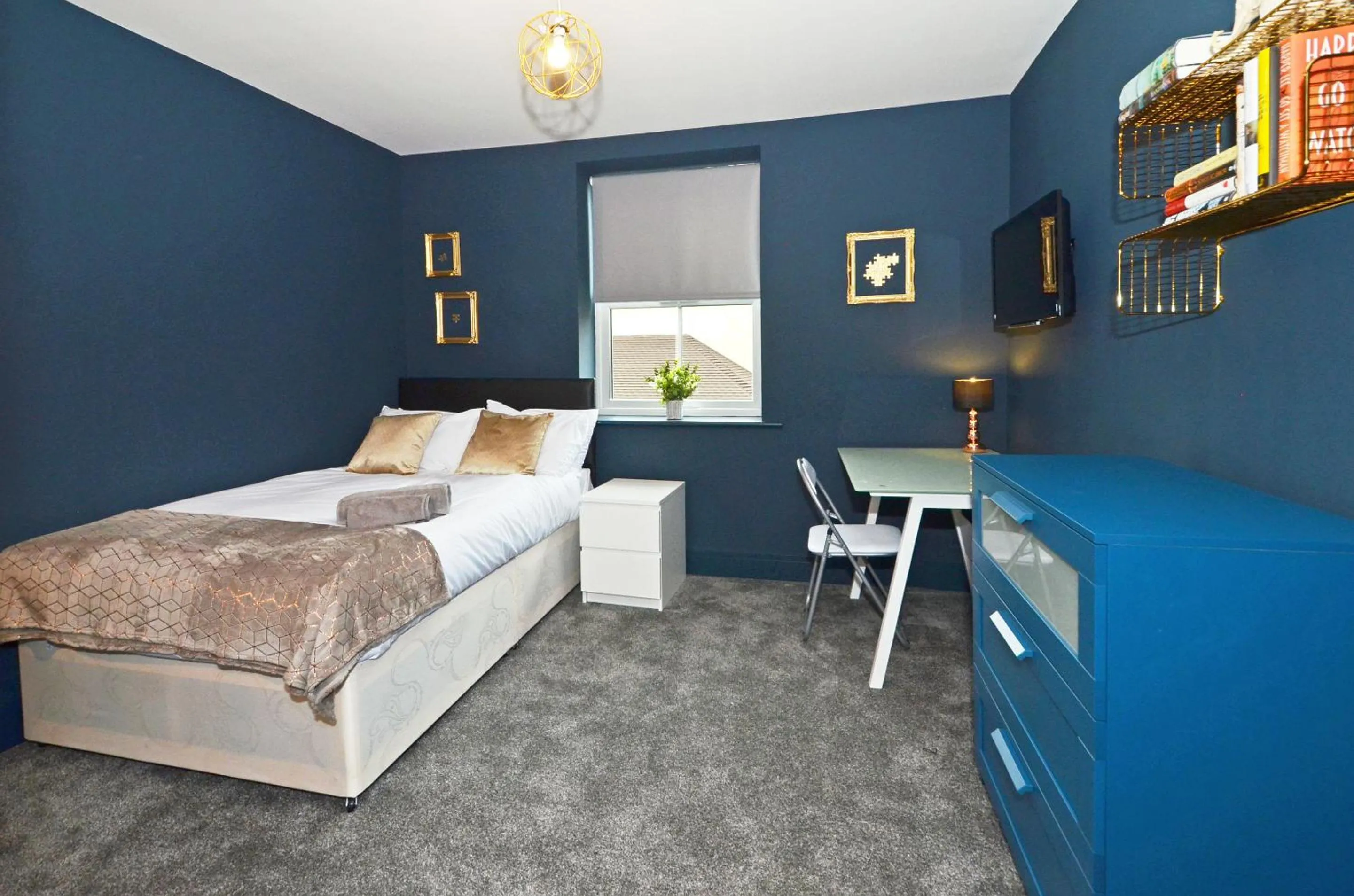 Bedroom, Bed in Townhouse PLUS @ London Road Stoke