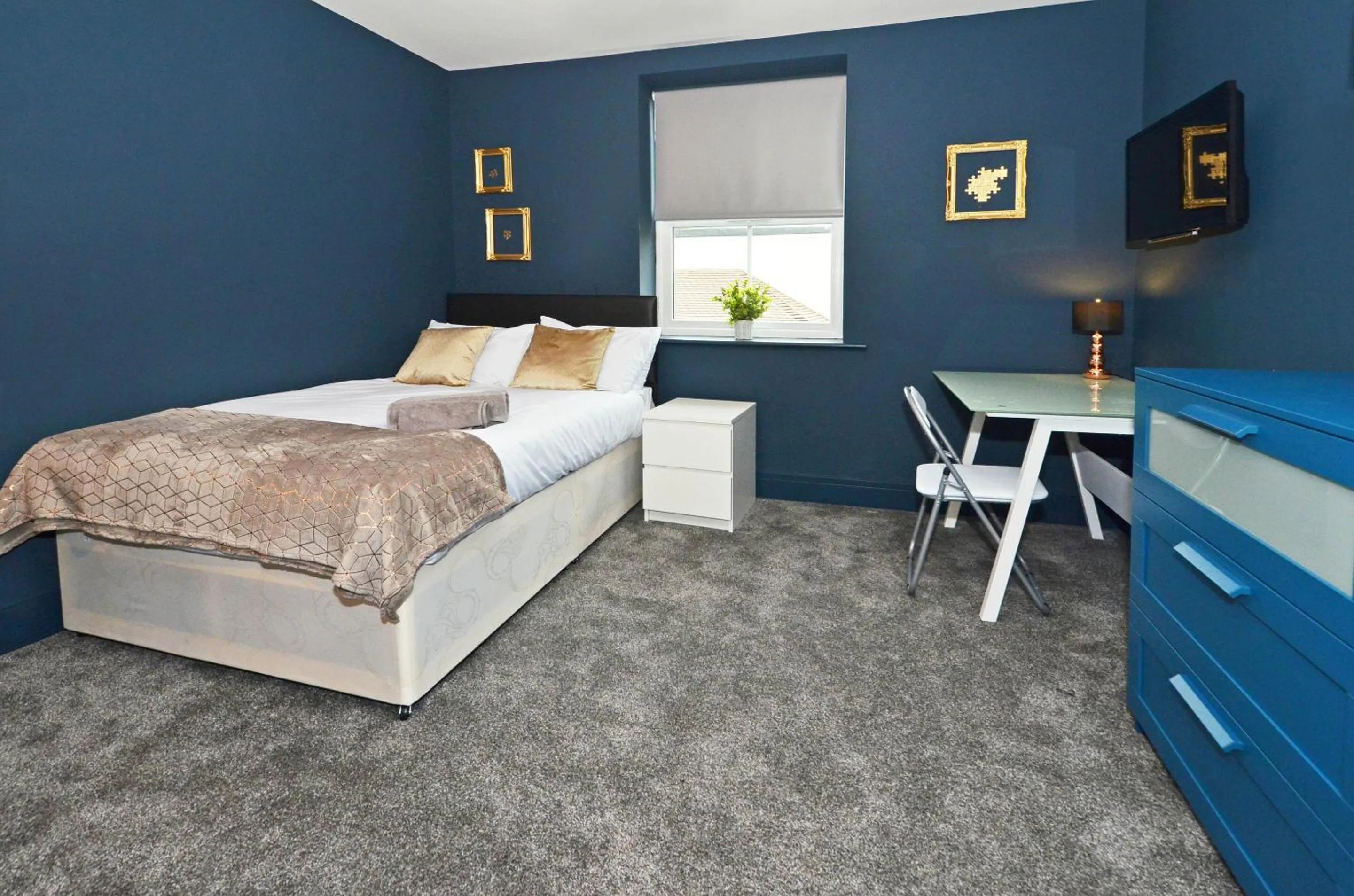 Bedroom, Bed in Townhouse PLUS @ London Road Stoke