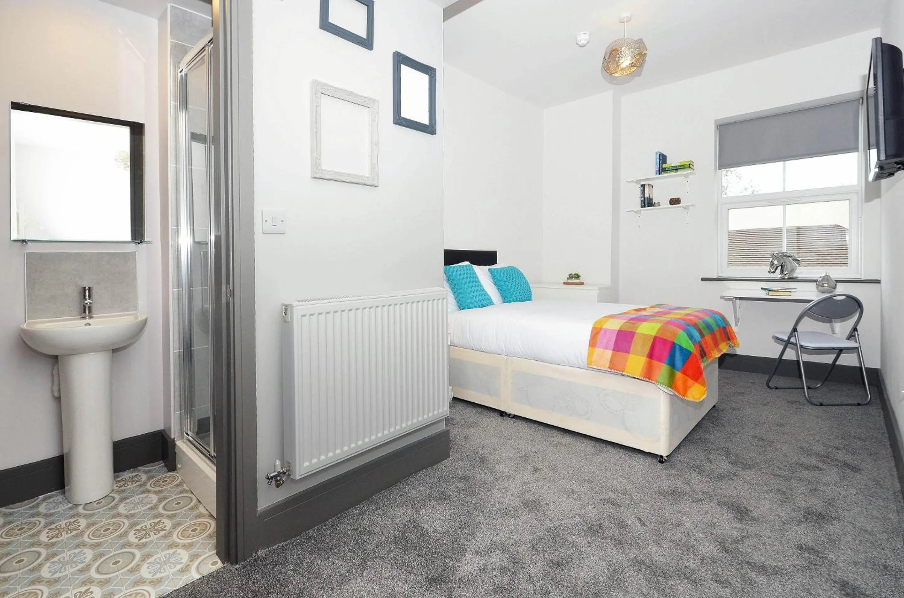 Bedroom, Bed in Townhouse PLUS @ London Road Stoke