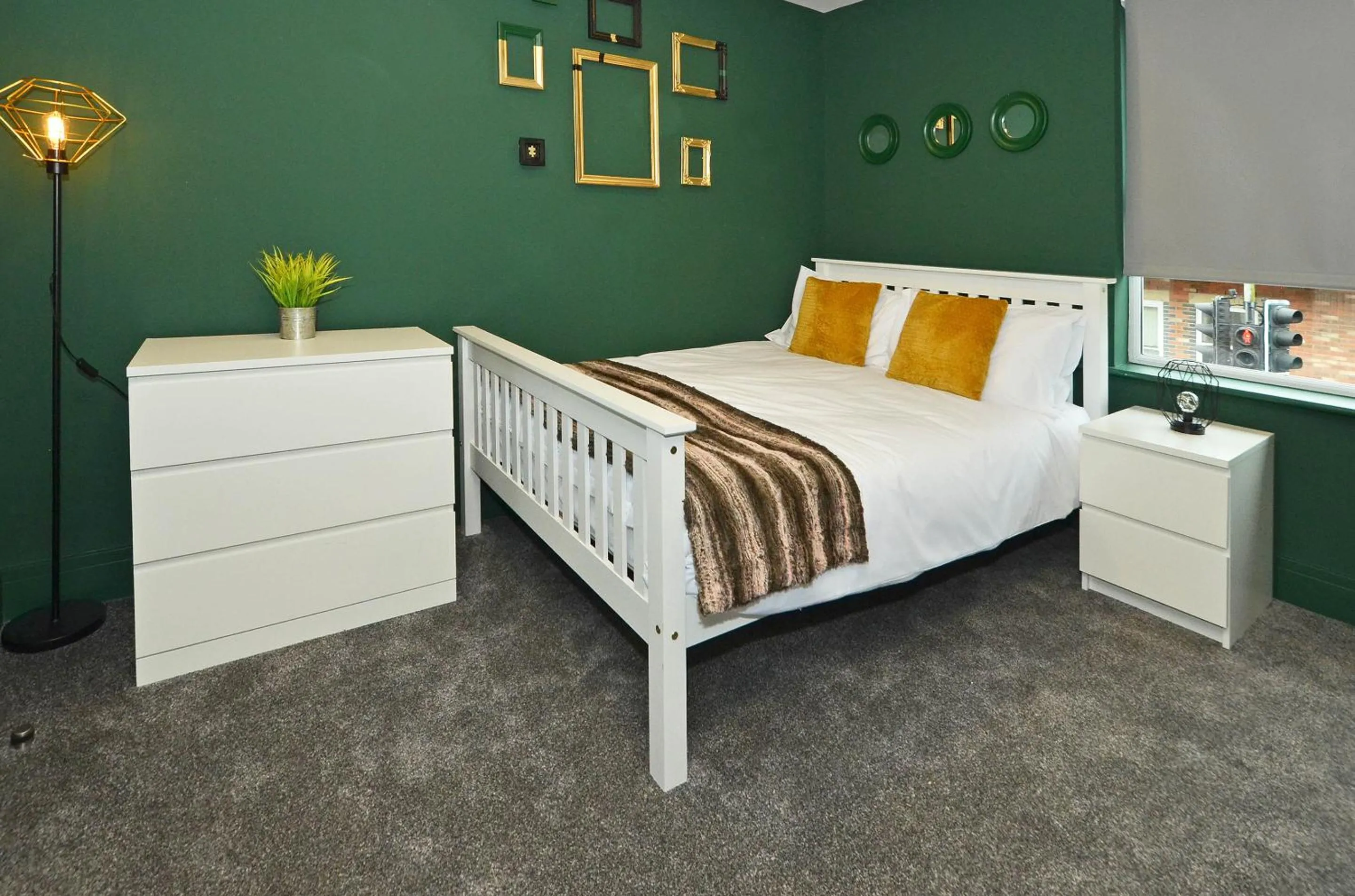 Bedroom, Bed in Townhouse PLUS @ London Road Stoke