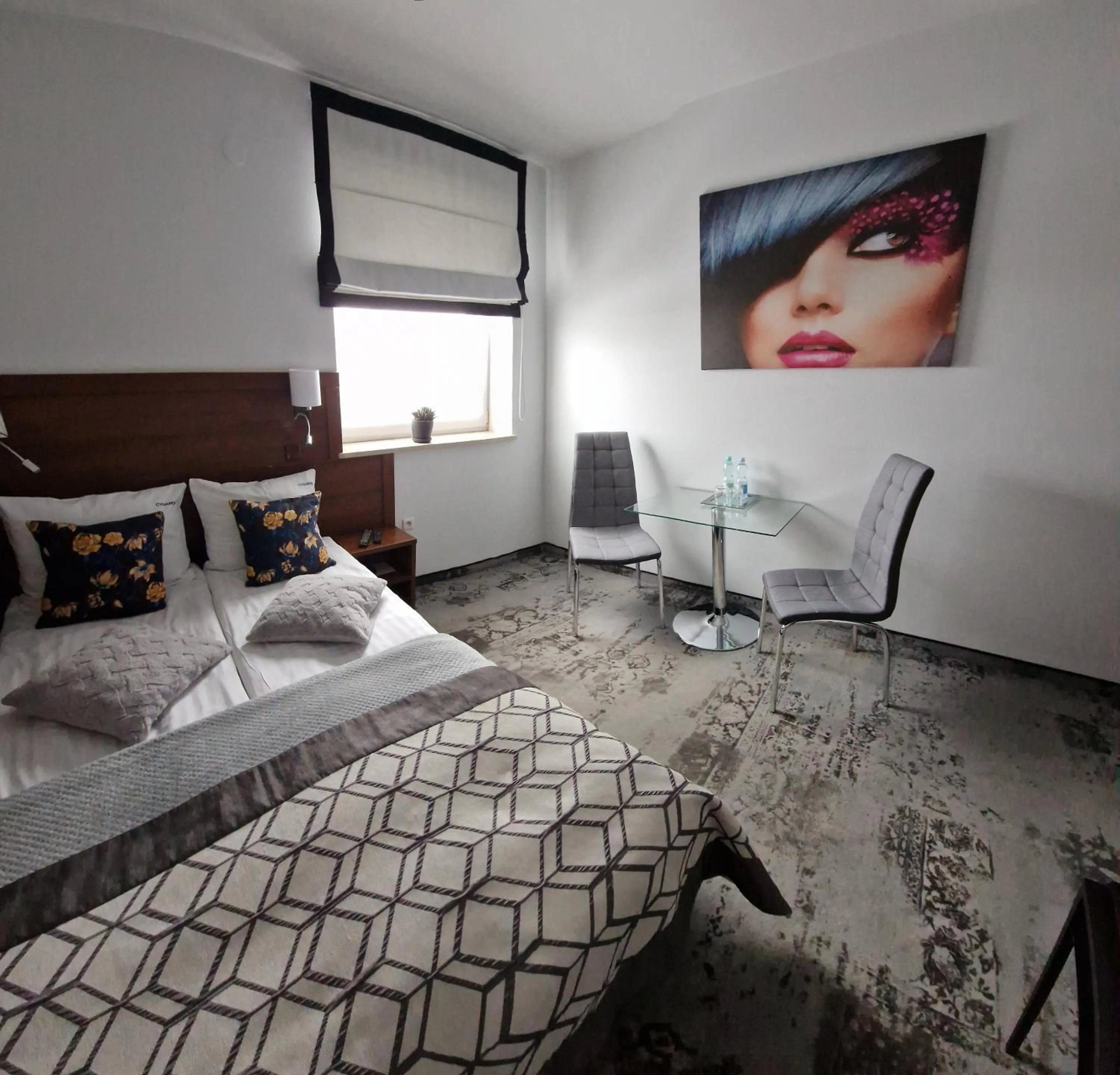 Photo of the whole room, Bed in Cynamon