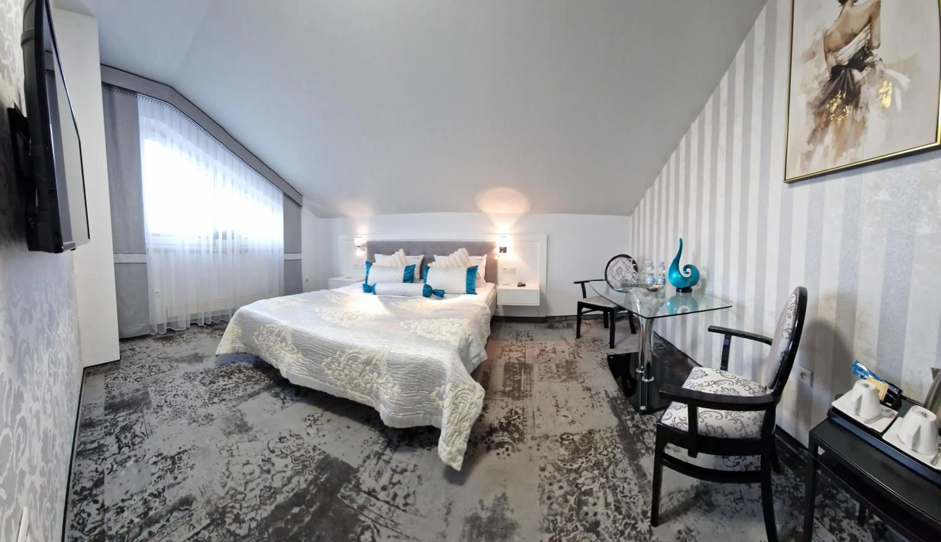 Photo of the whole room, Bed in Cynamon