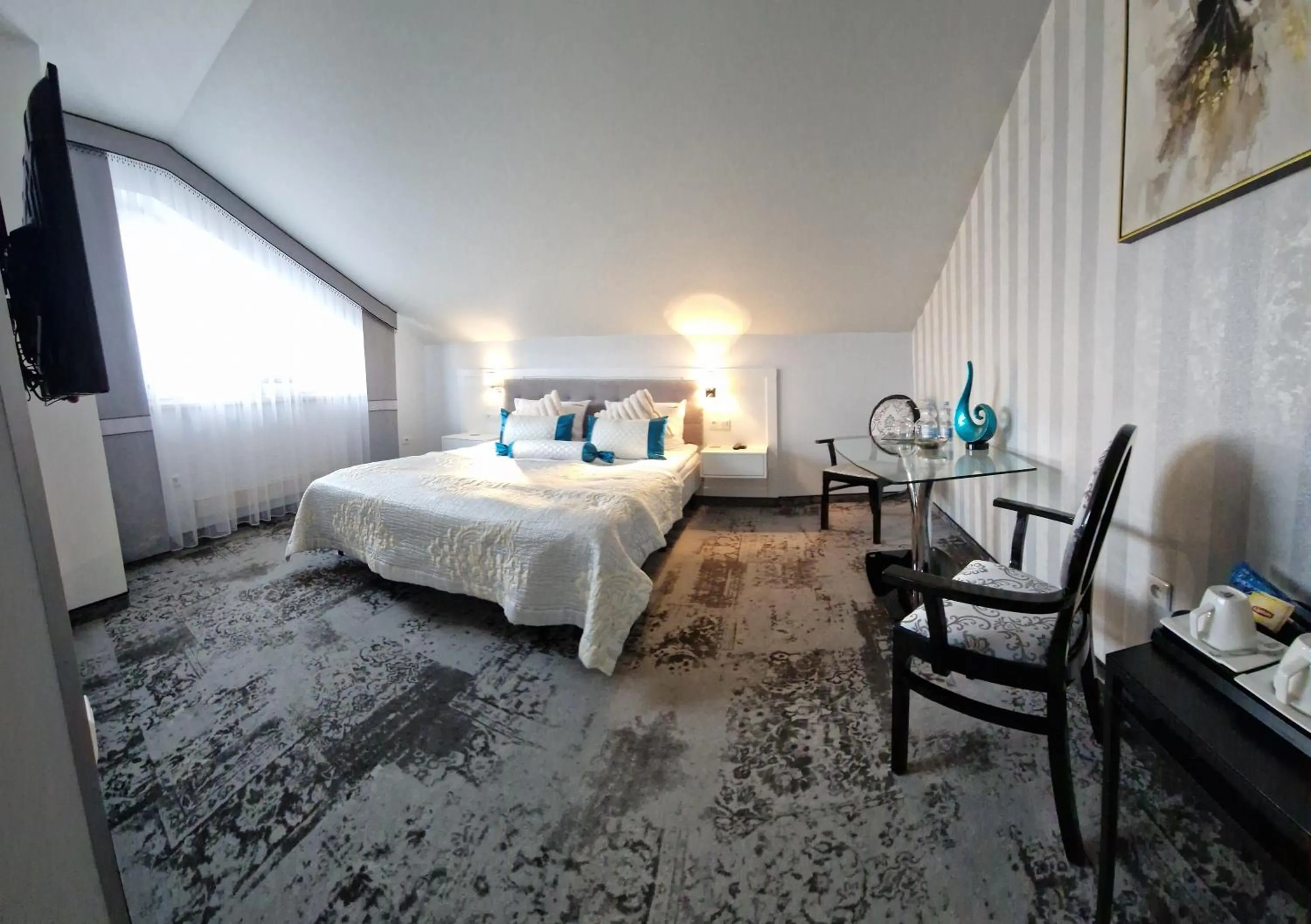 Photo of the whole room, Bed in Cynamon