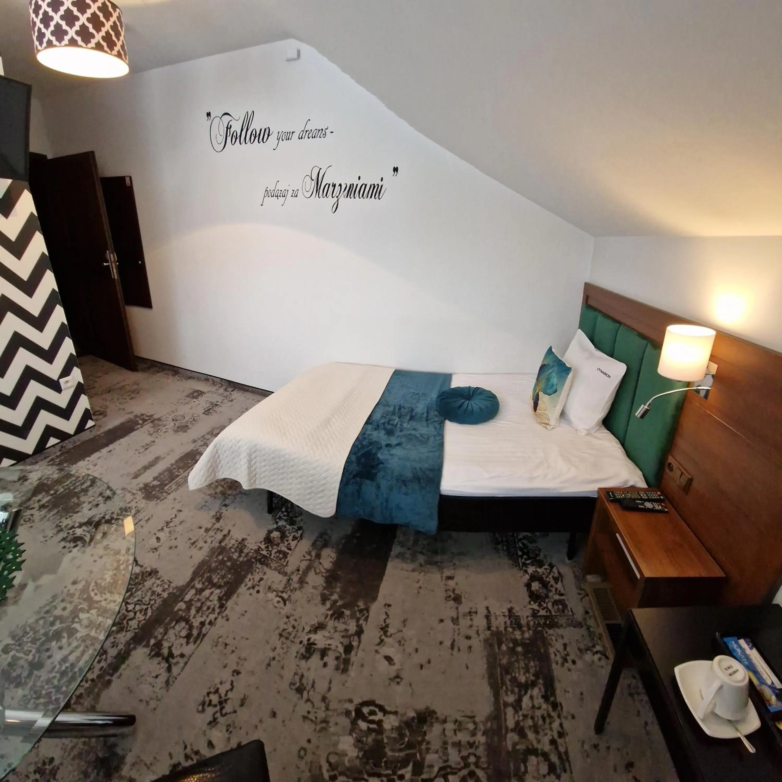 Photo of the whole room, Bed in Cynamon