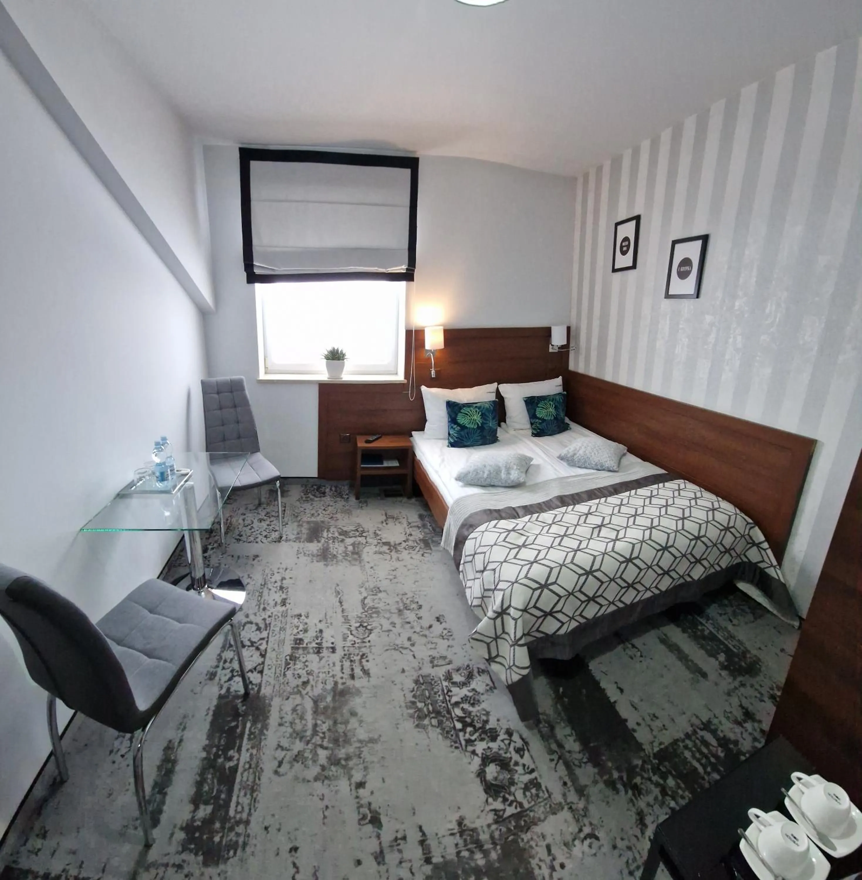 Photo of the whole room, Bed in Cynamon