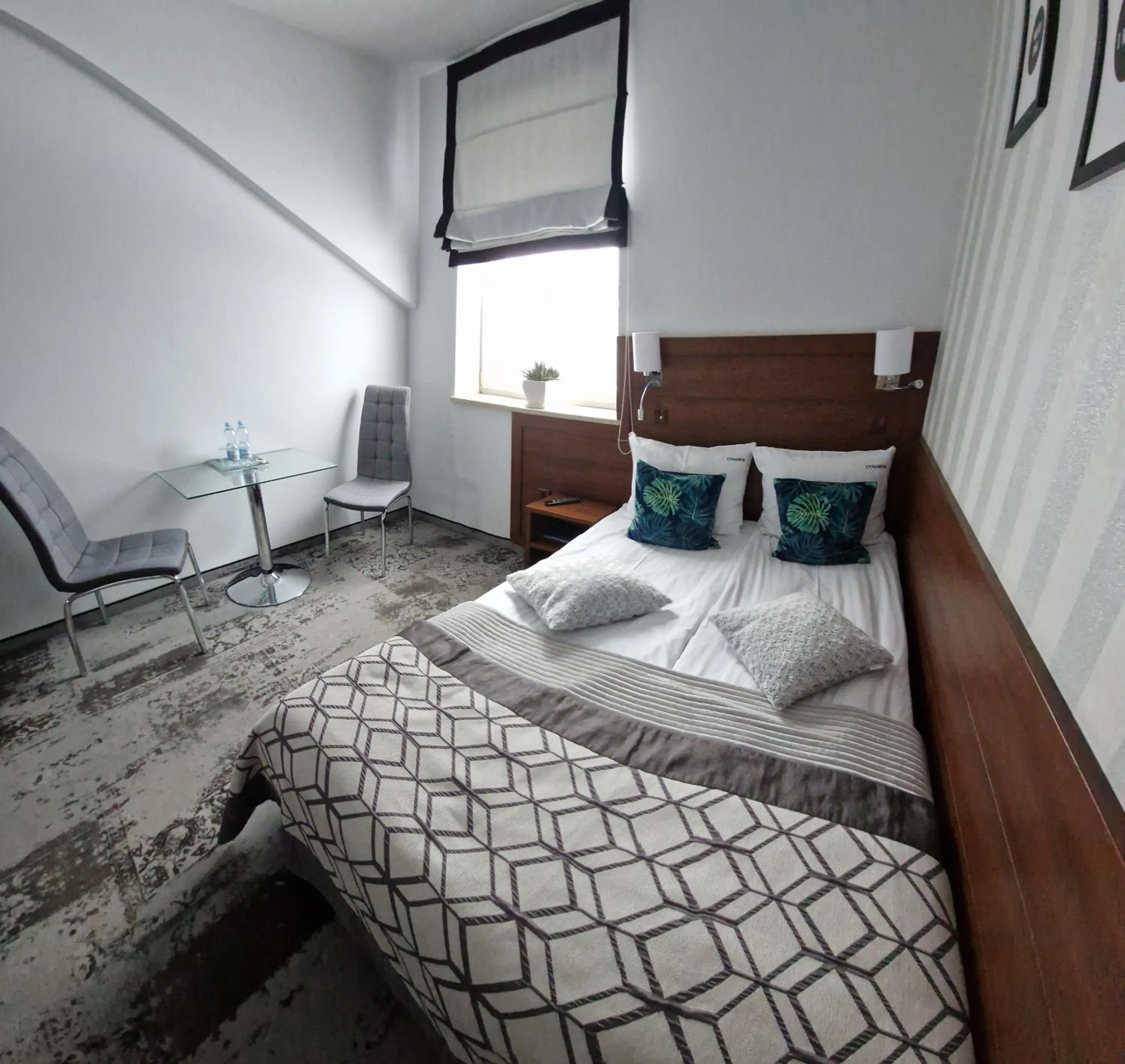 Photo of the whole room, Bed in Cynamon