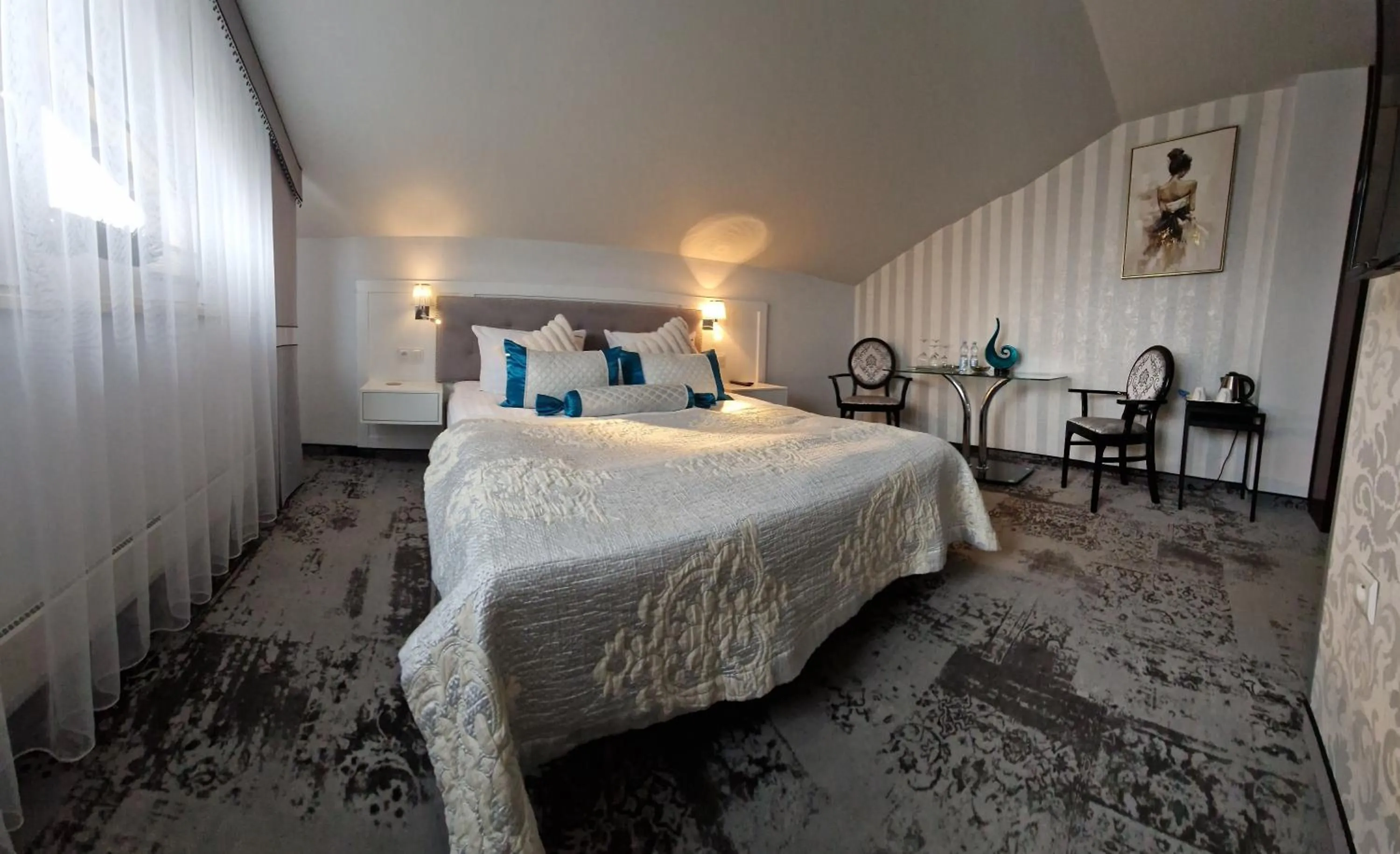 Photo of the whole room, Bed in Cynamon