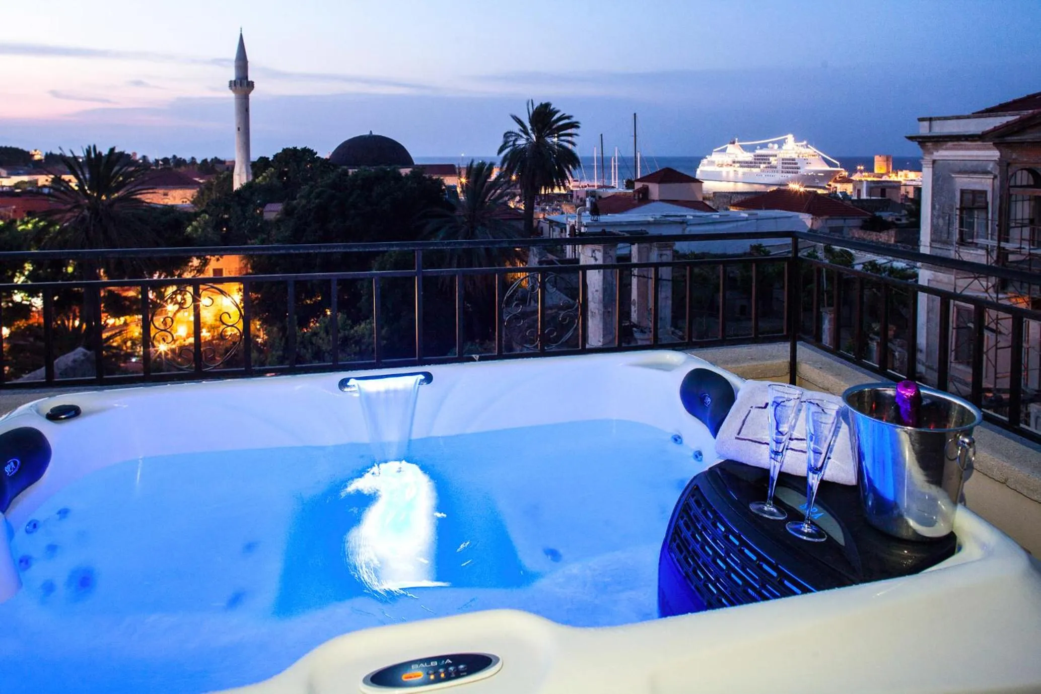 Hot Tub in In Camera Art Boutique Hotel