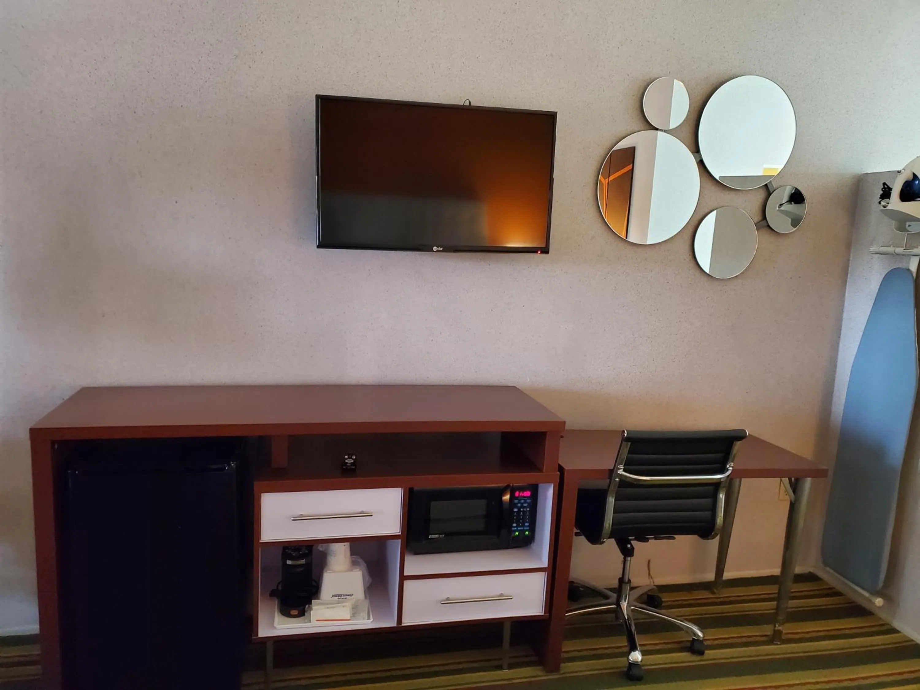 View (from property/room) in Howard Johnson by Wyndham Phoenix Airport/Downtown Area