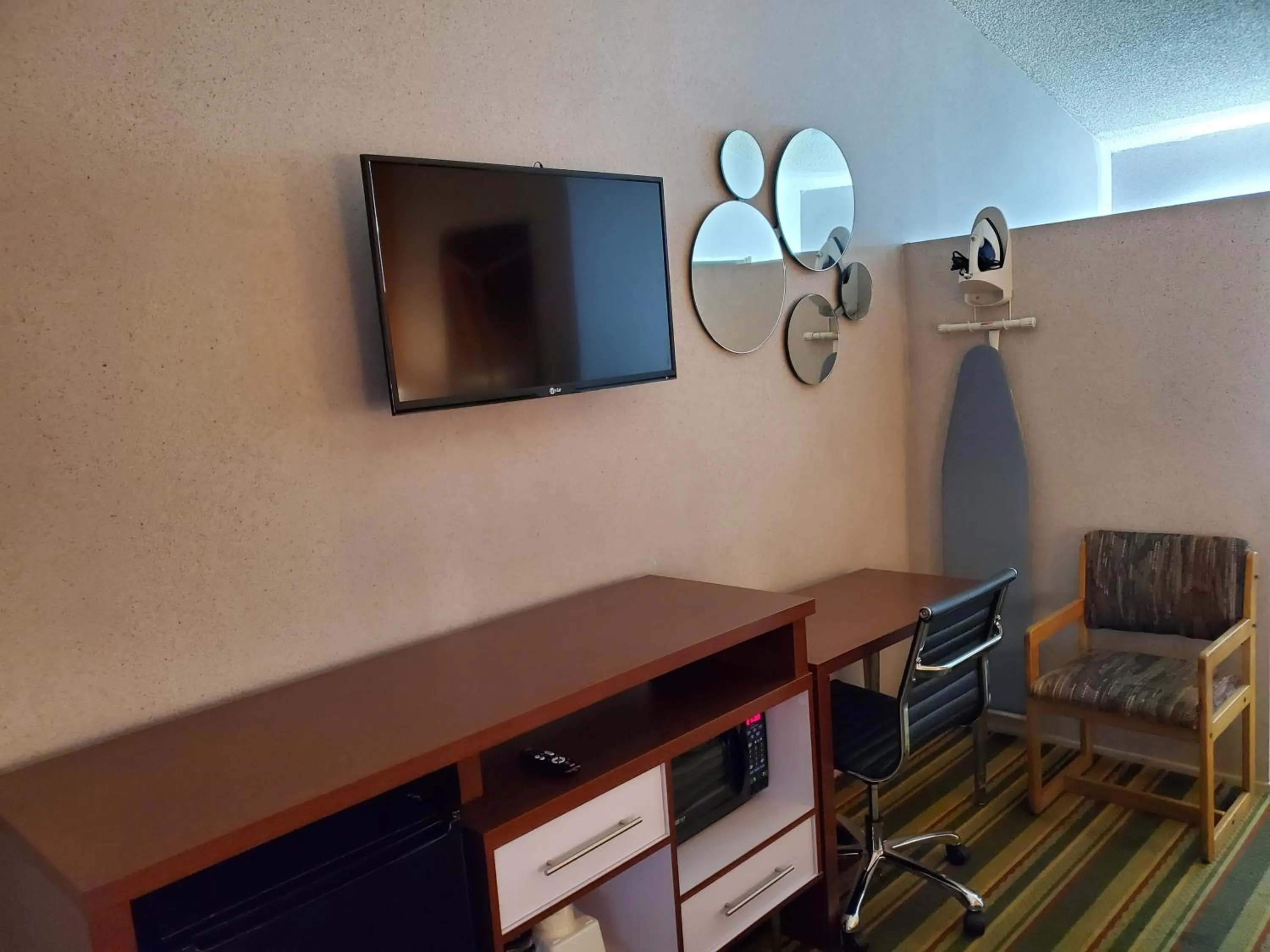 View (from property/room) in Howard Johnson by Wyndham Phoenix Airport/Downtown Area