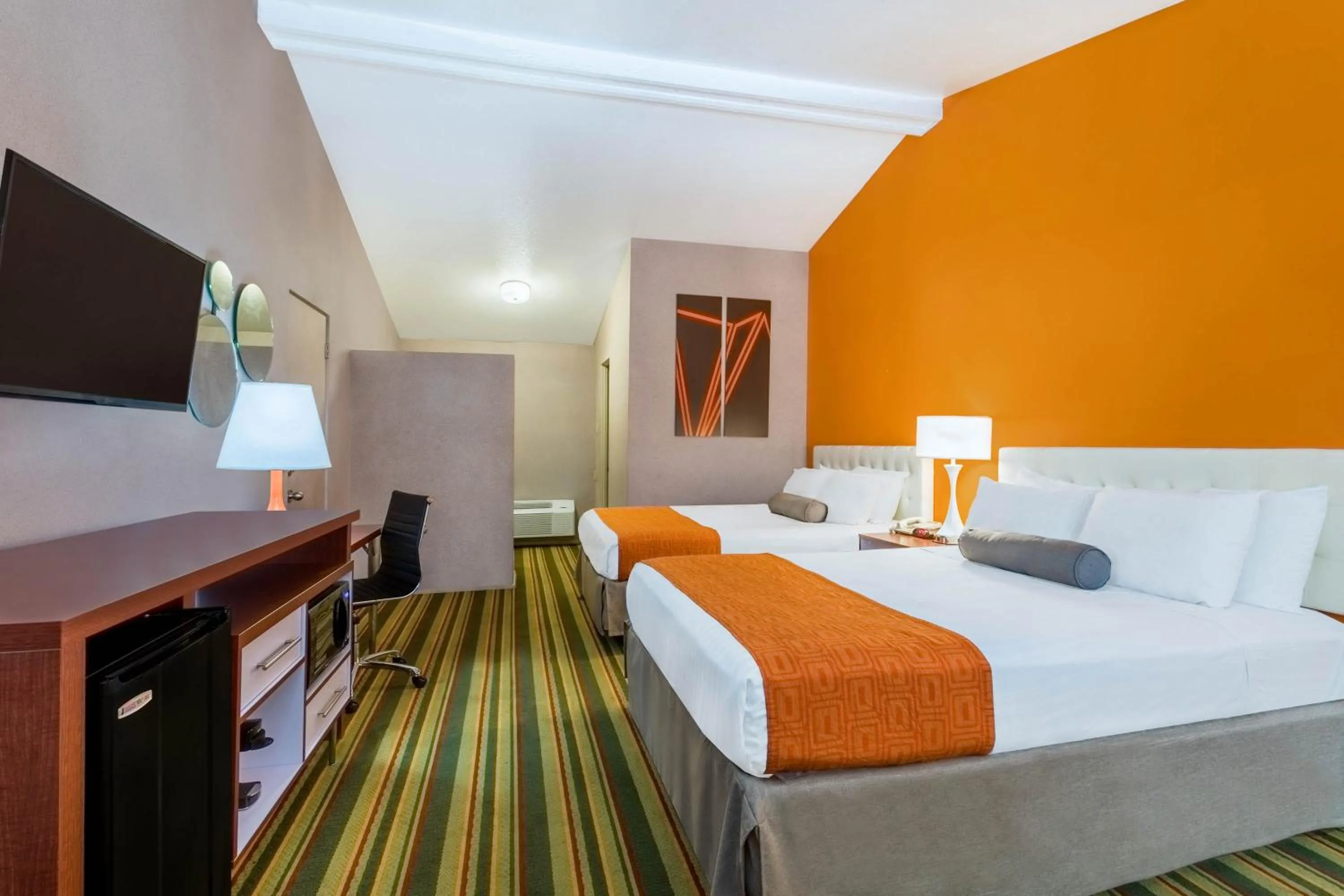 Bed in Howard Johnson by Wyndham Phoenix Airport/Downtown Area