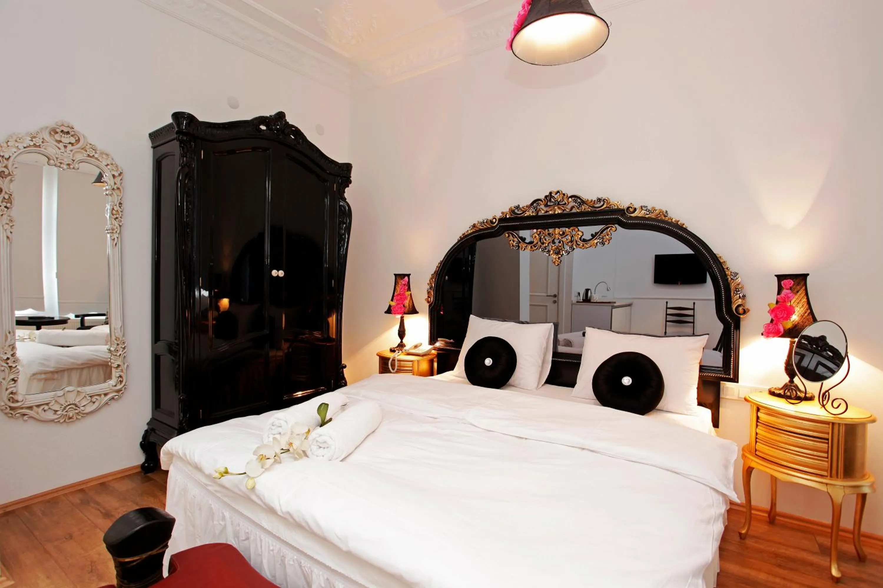 Bedroom, Bed in The White Swan Suites Beyoglu