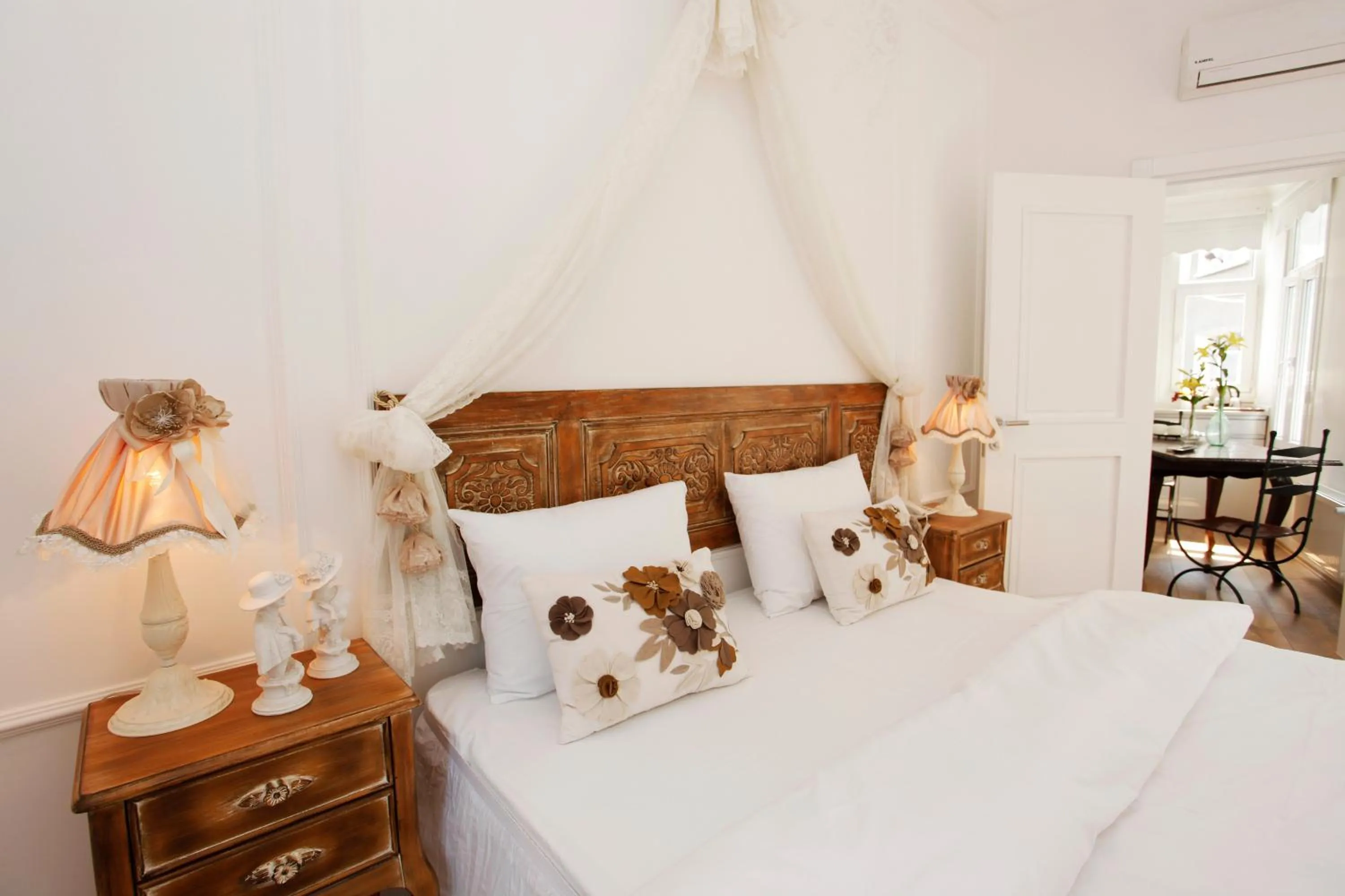 Bed in The White Swan Suites Beyoglu