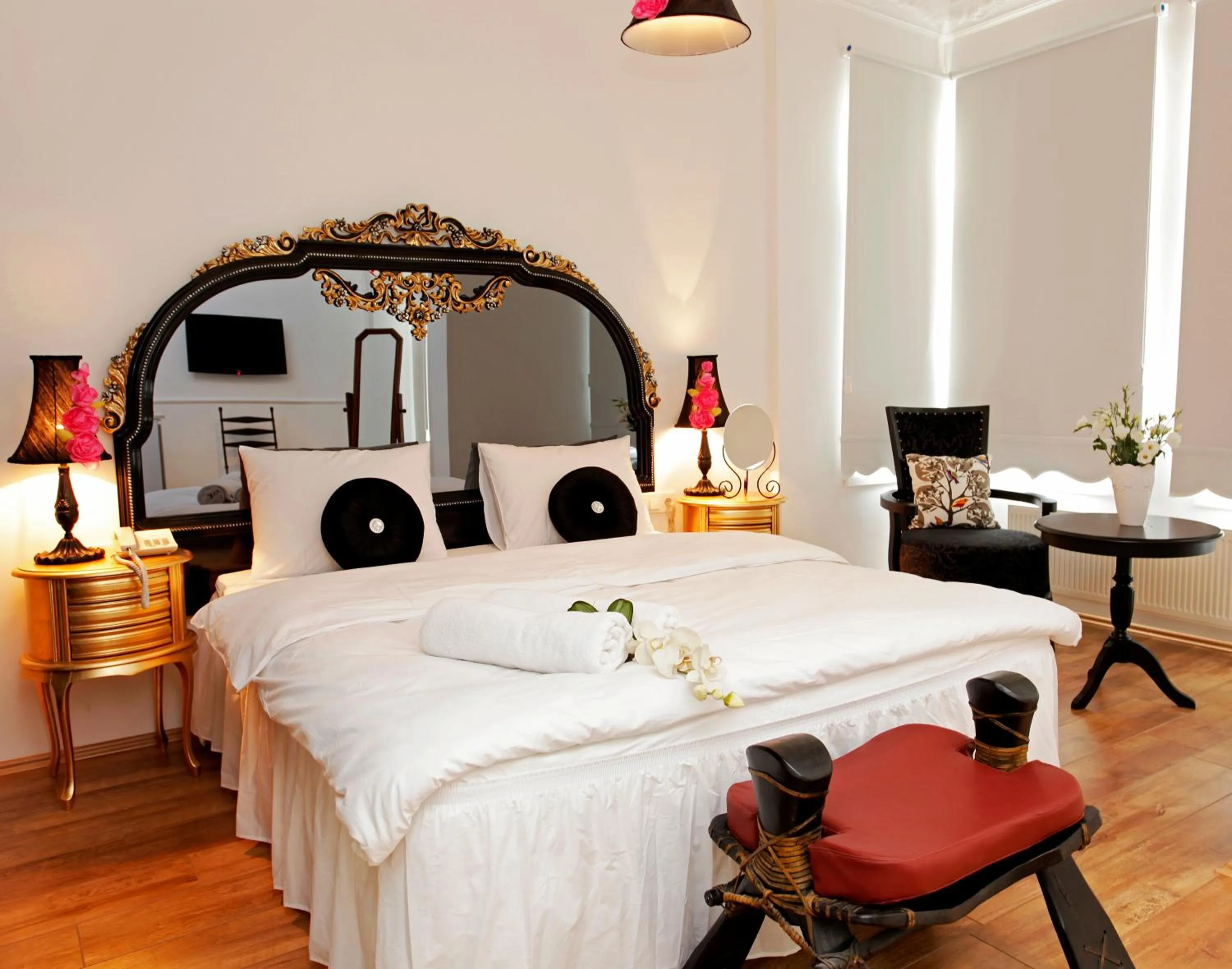 Photo of the whole room, Bed in The White Swan Suites Beyoglu
