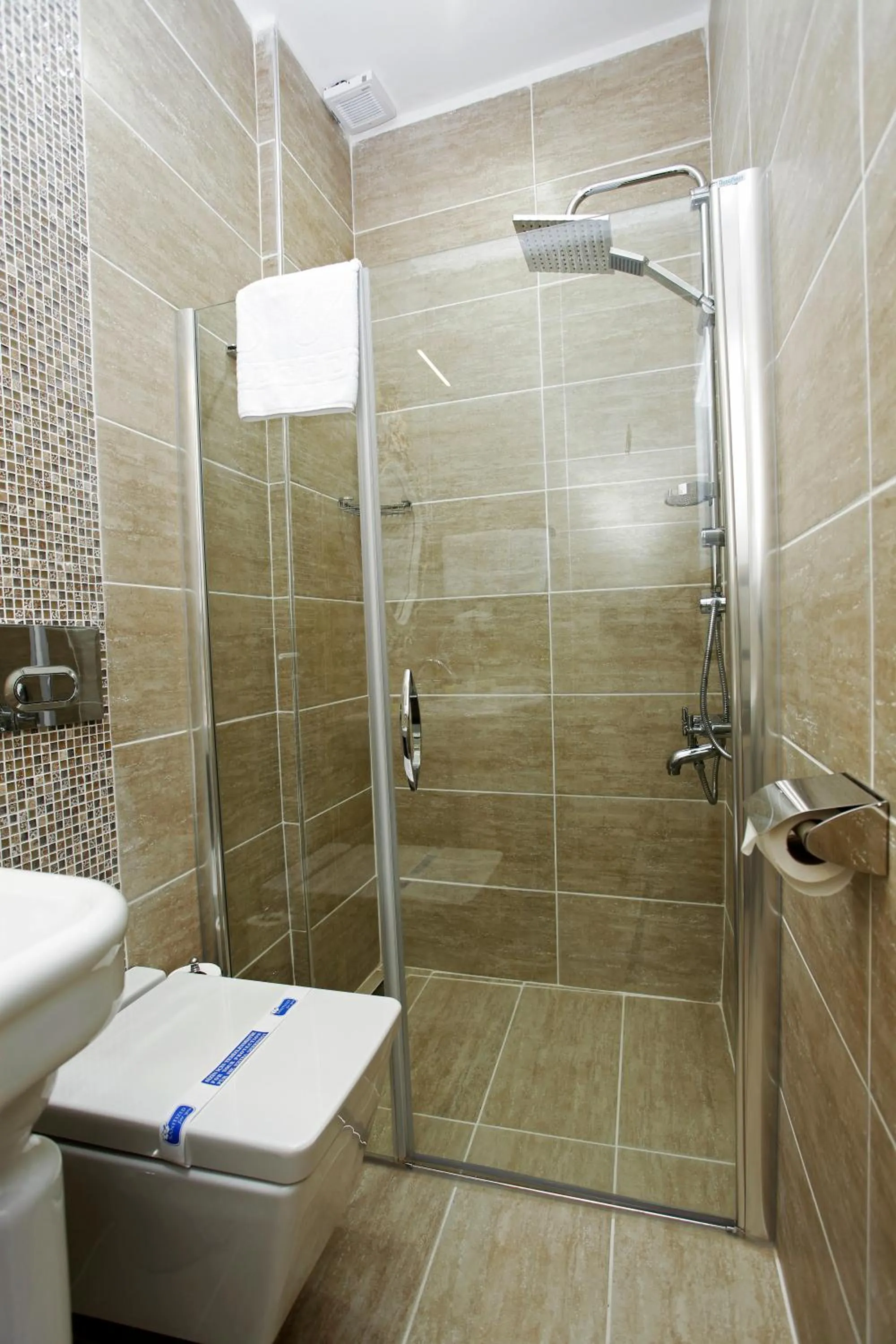 Shower in The White Swan Suites Beyoglu
