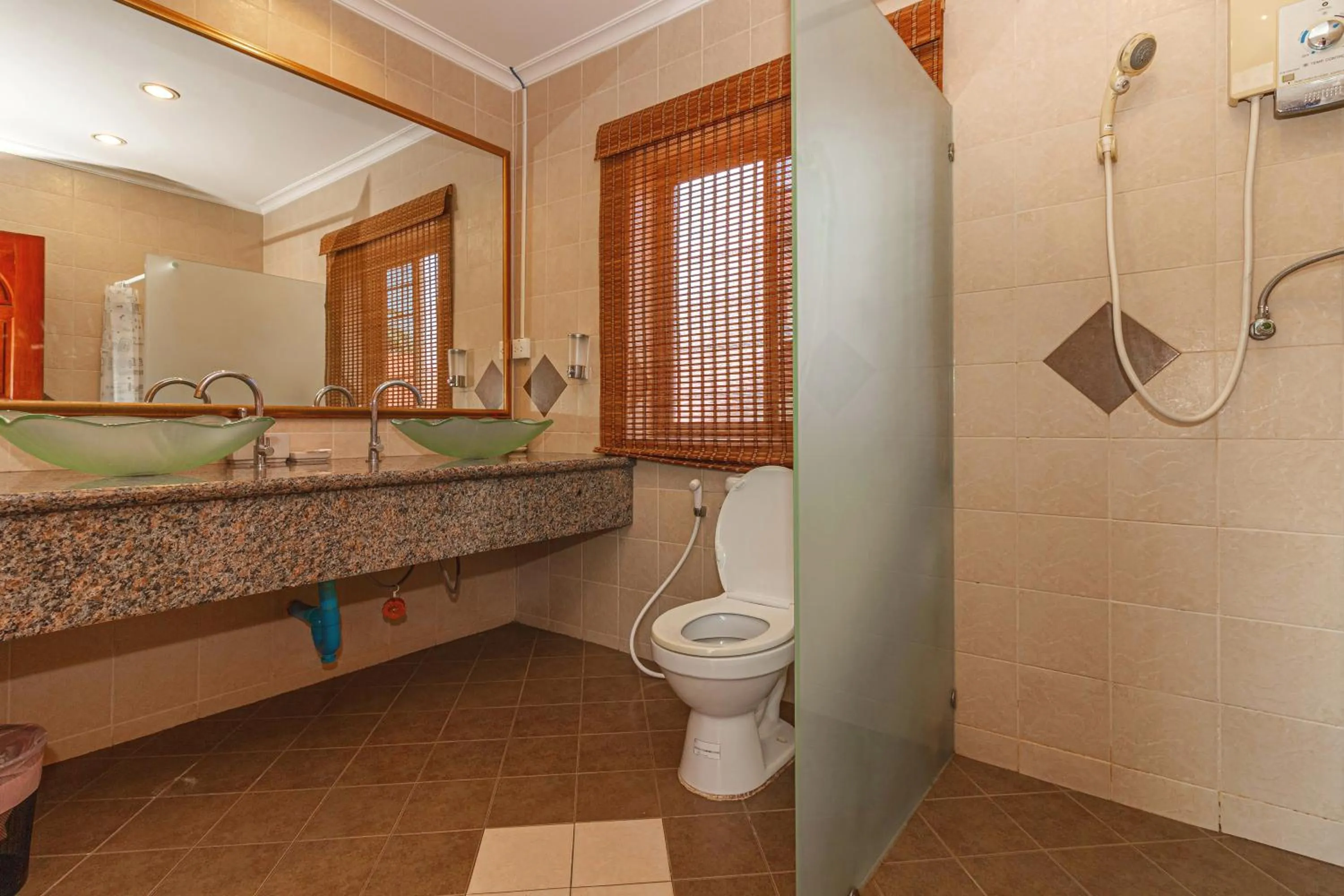 Shower in VIEWBOR VILLA - PATTAYA HOLIDAY HOUSE WALKING STREET 4 bedrooms