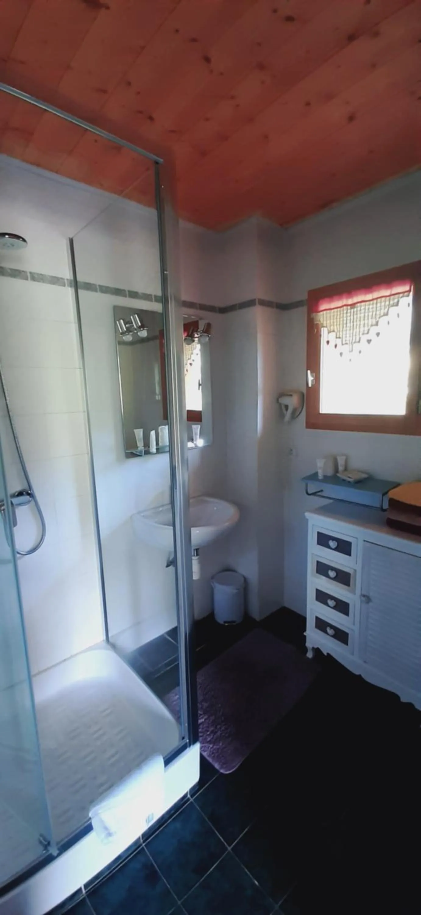 Shower in La Clé des Champs