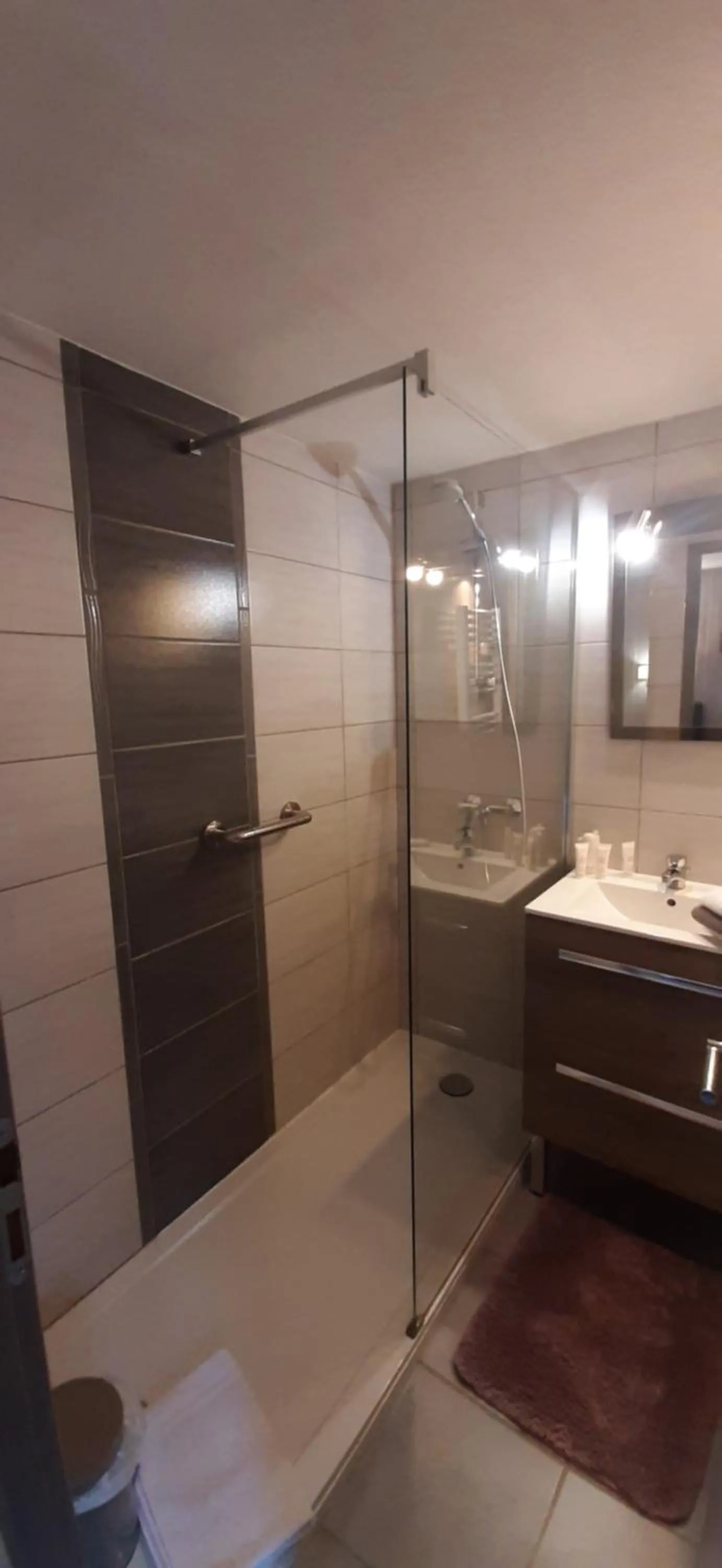 Shower in La Clé des Champs