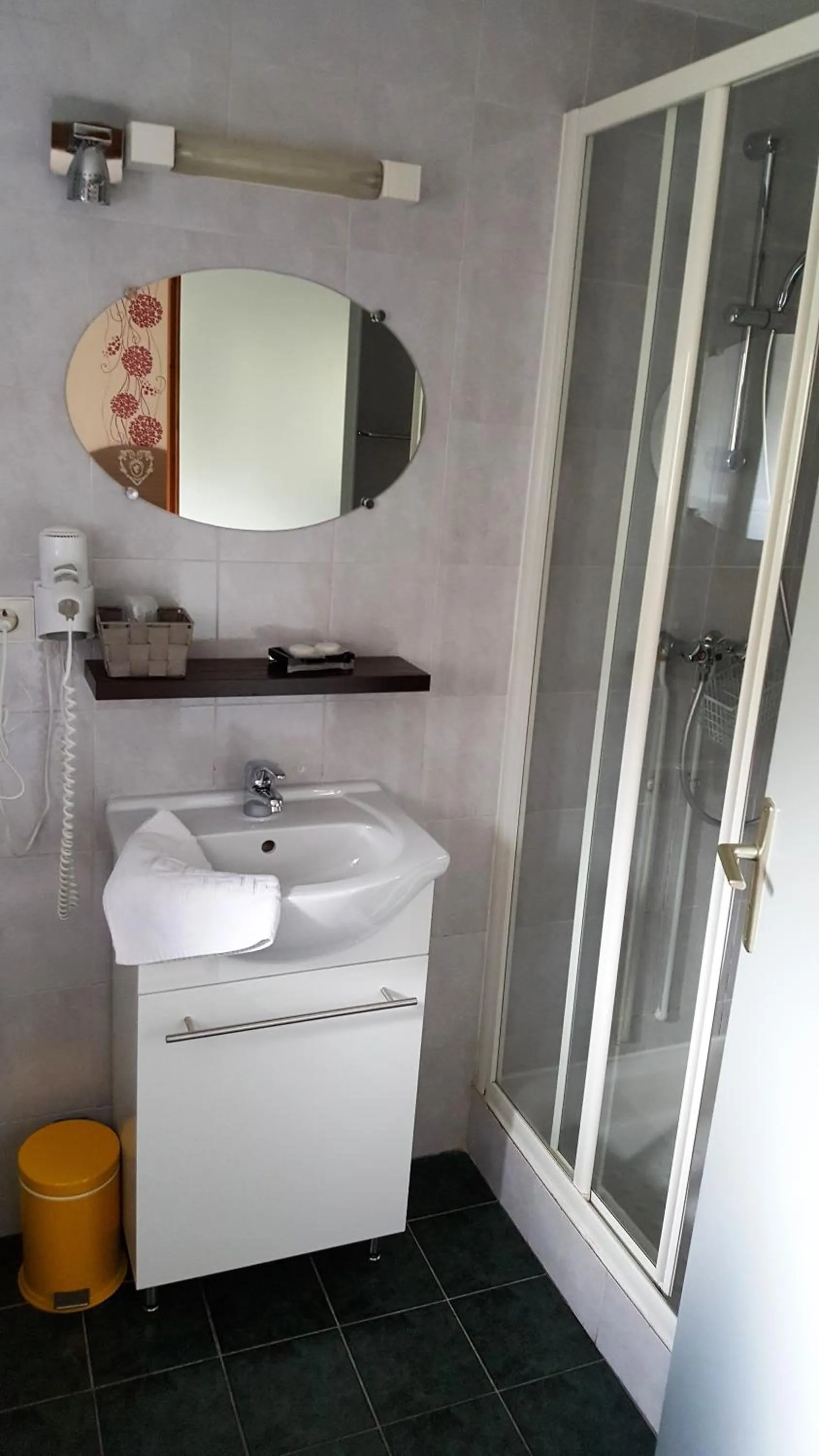 Shower in La Clé des Champs