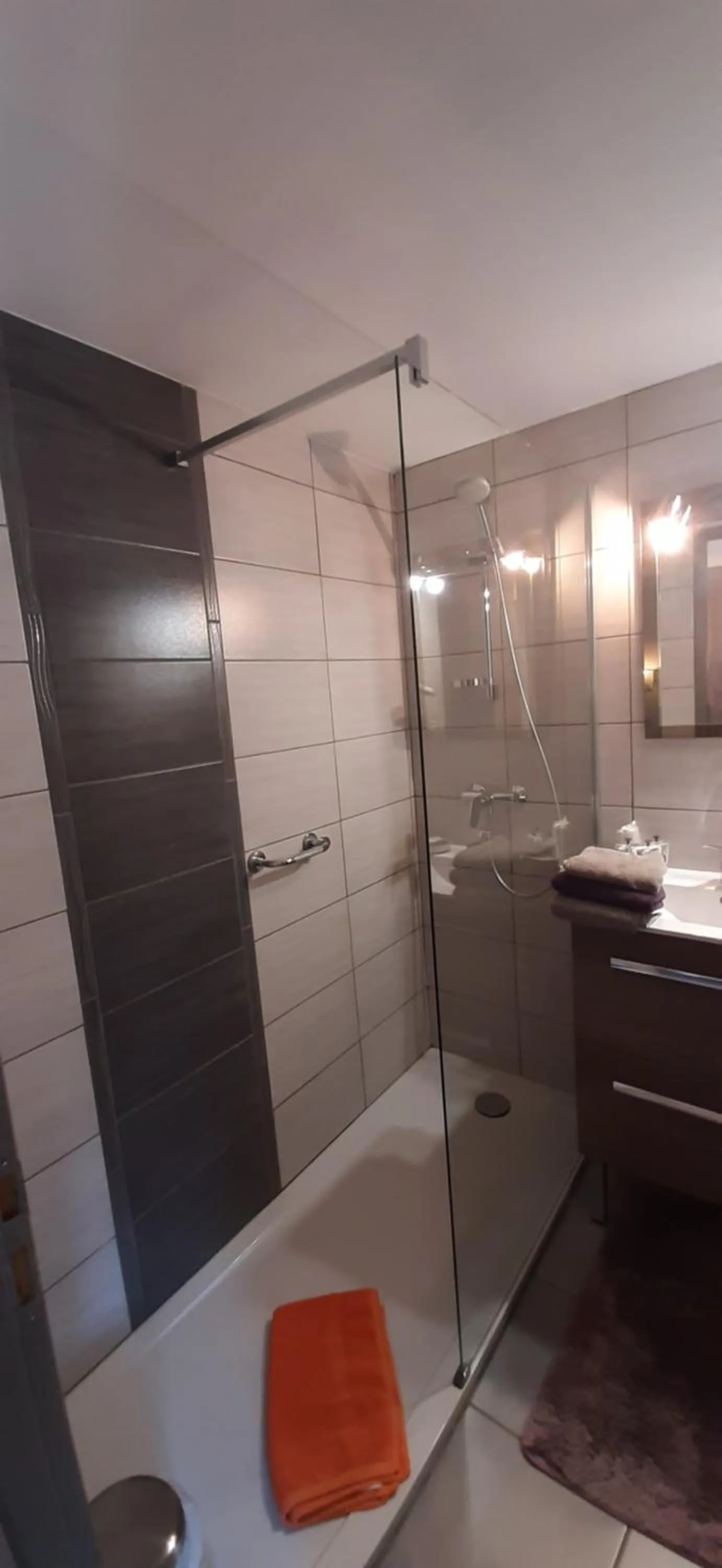 Shower in La Clé des Champs