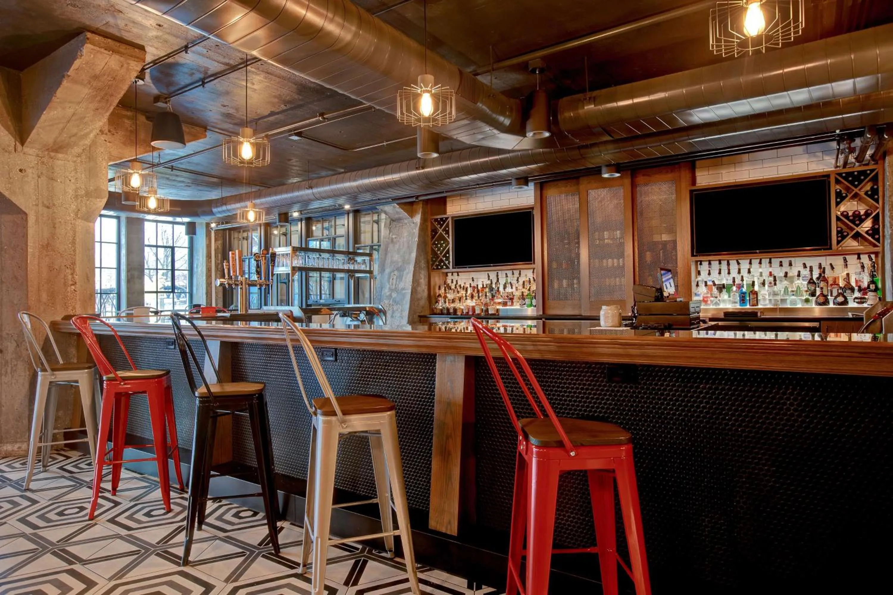 Lounge or bar in Embassy Suites By Hilton Rockford Riverfront