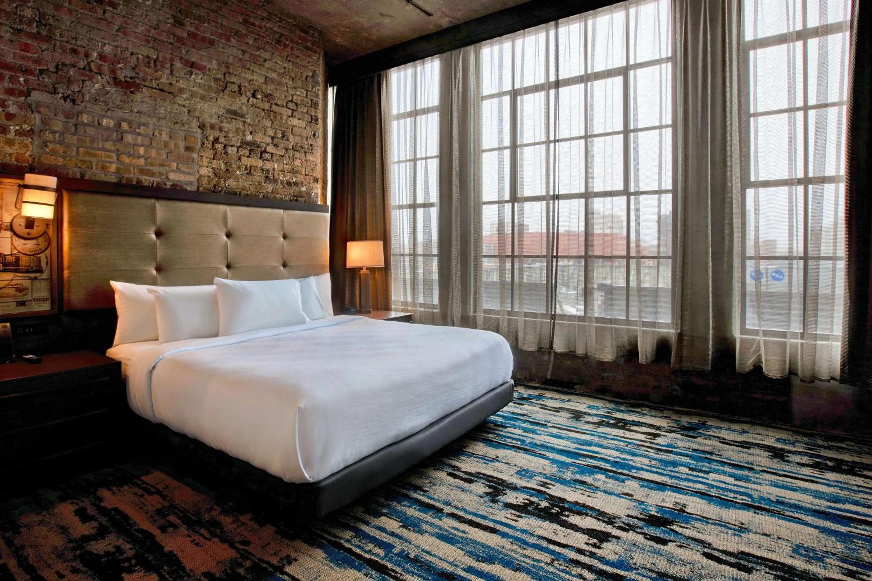 Bed in Embassy Suites By Hilton Rockford Riverfront